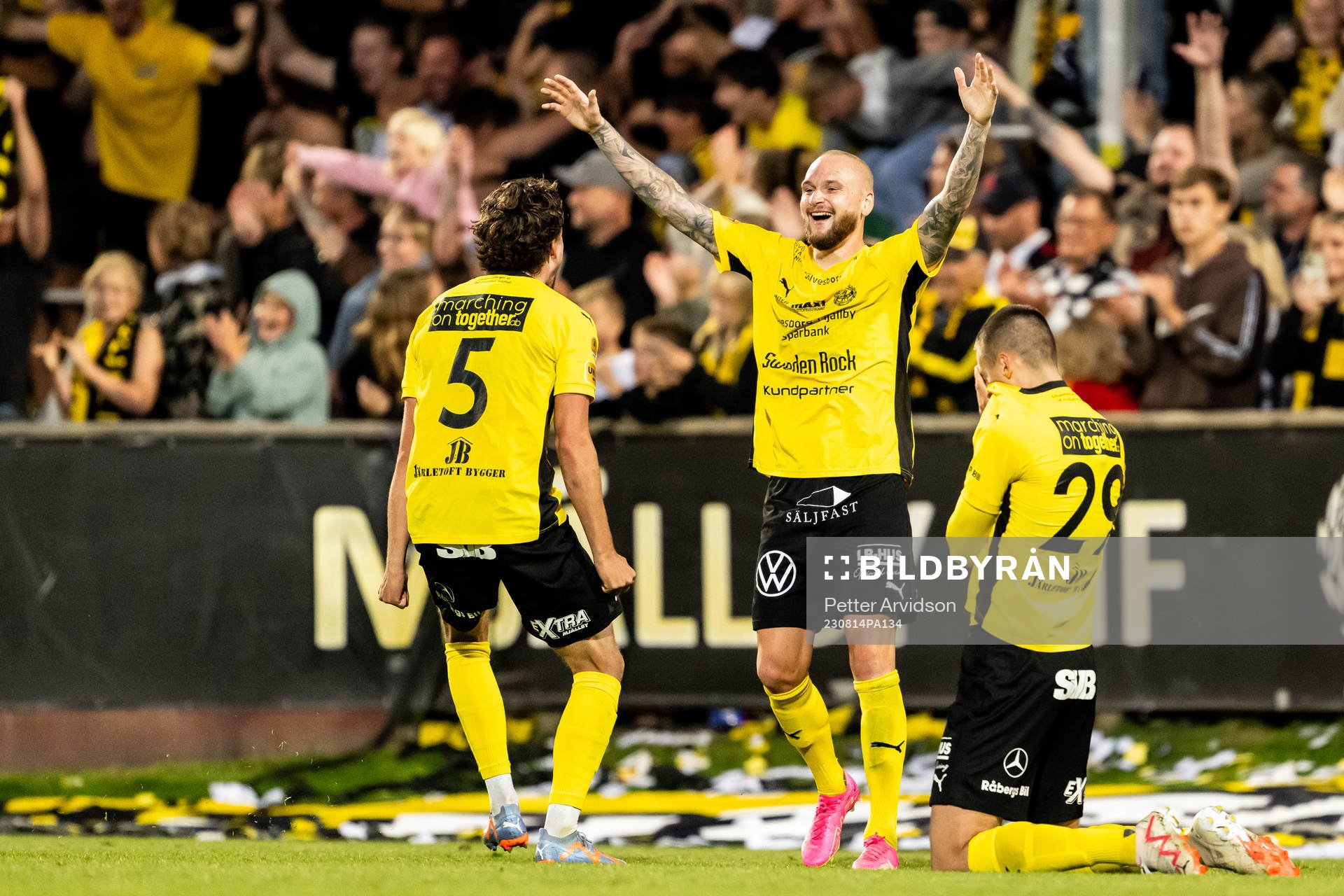 Mjällbys Colin Rösler, Adam Ståhl och Noah Eile jublar