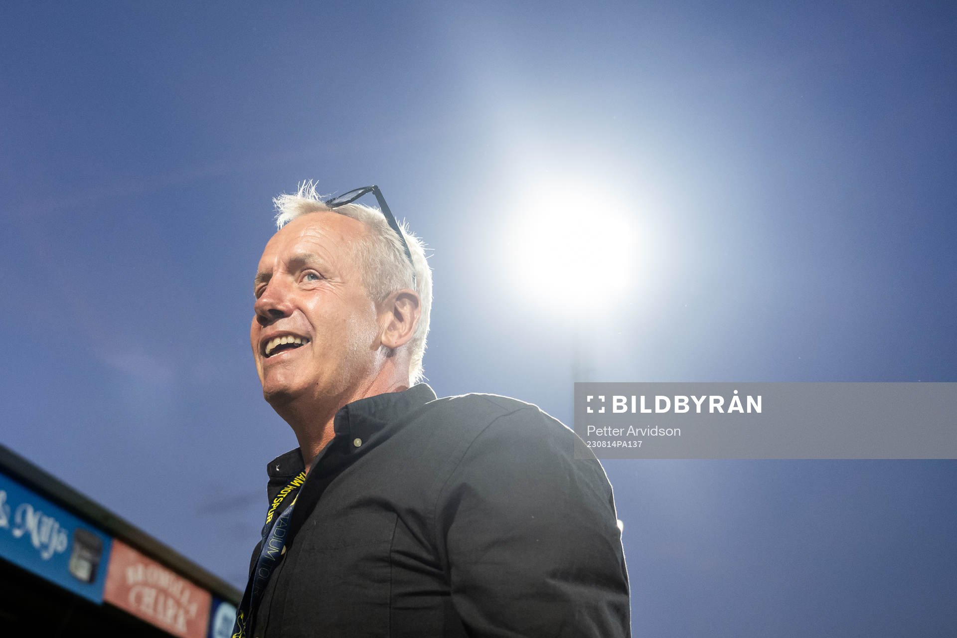 Mjällbys sportchef Hasse Larsson jublar efter fotbollsmatchen i Allsvenskan mellan Mjällby och Malmö FF den 14 augusti 2023 i Hällevik. 