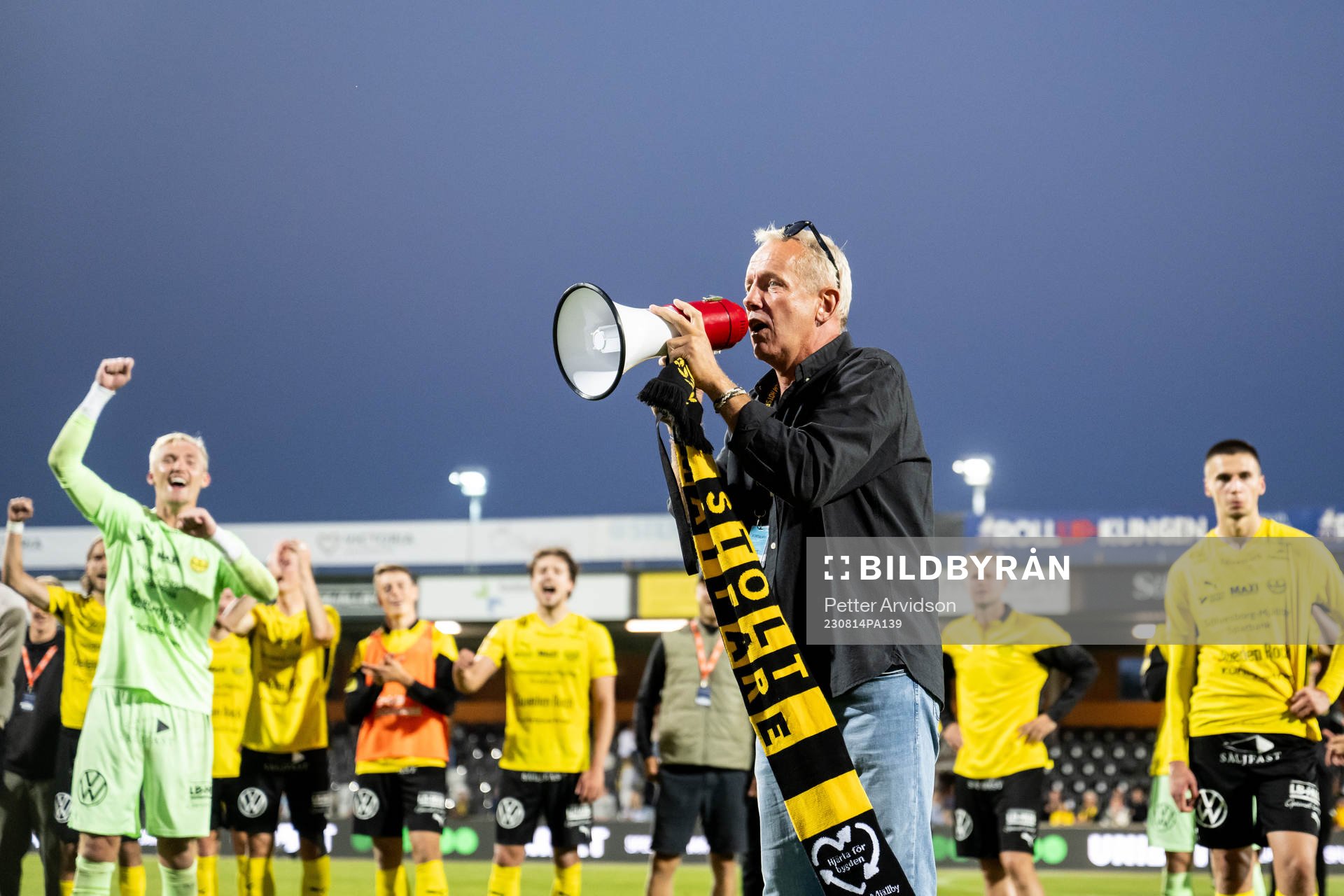 Mjällbys sportchef Hasse Larsson jublar efter fotbollsmatchen i Allsvenskan mellan Mjällby och Malmö FF den 14 augusti 2023 i Hällevik. 