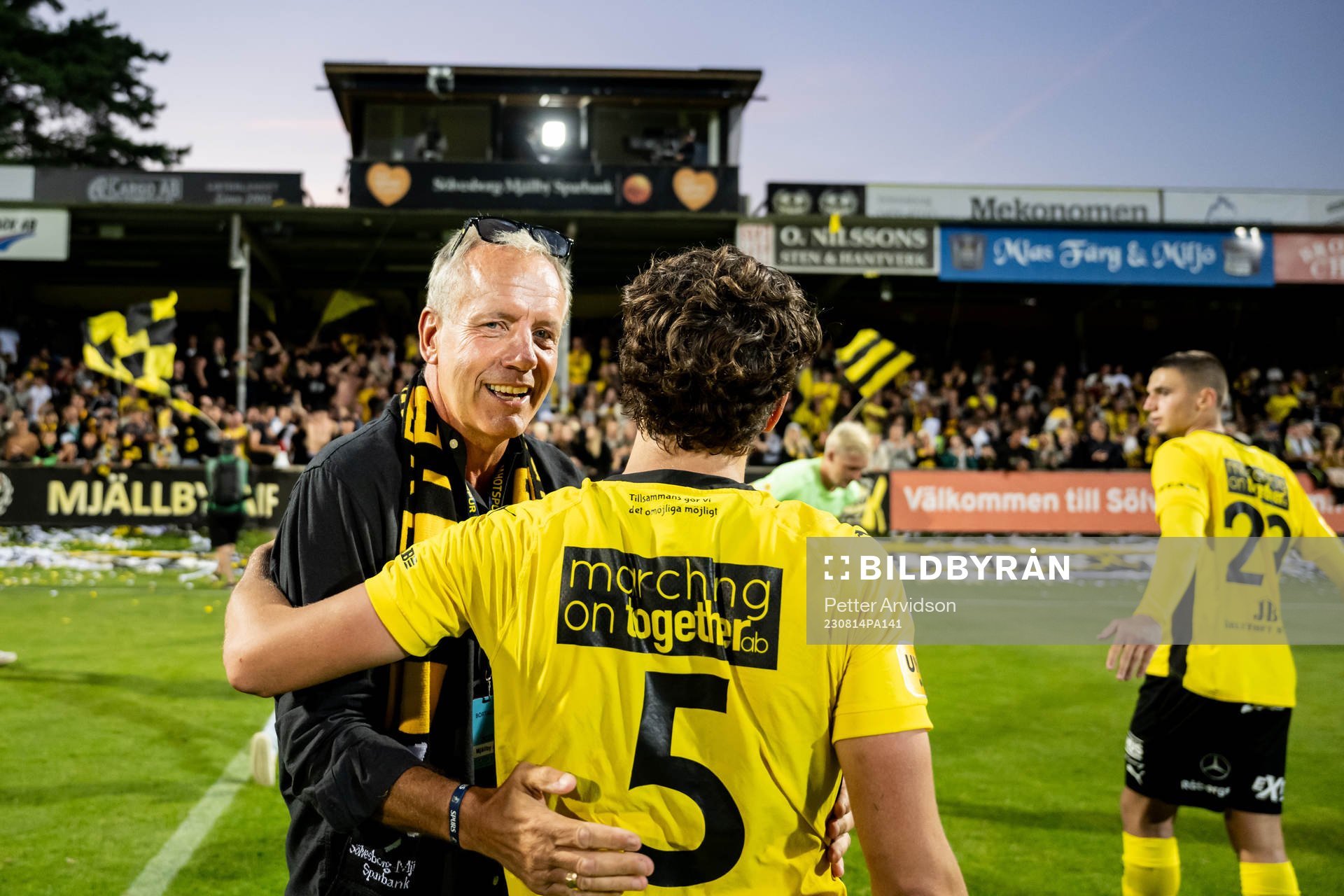 Mjällbys sportchef Hasse Larsson jublar med Colin Rösler