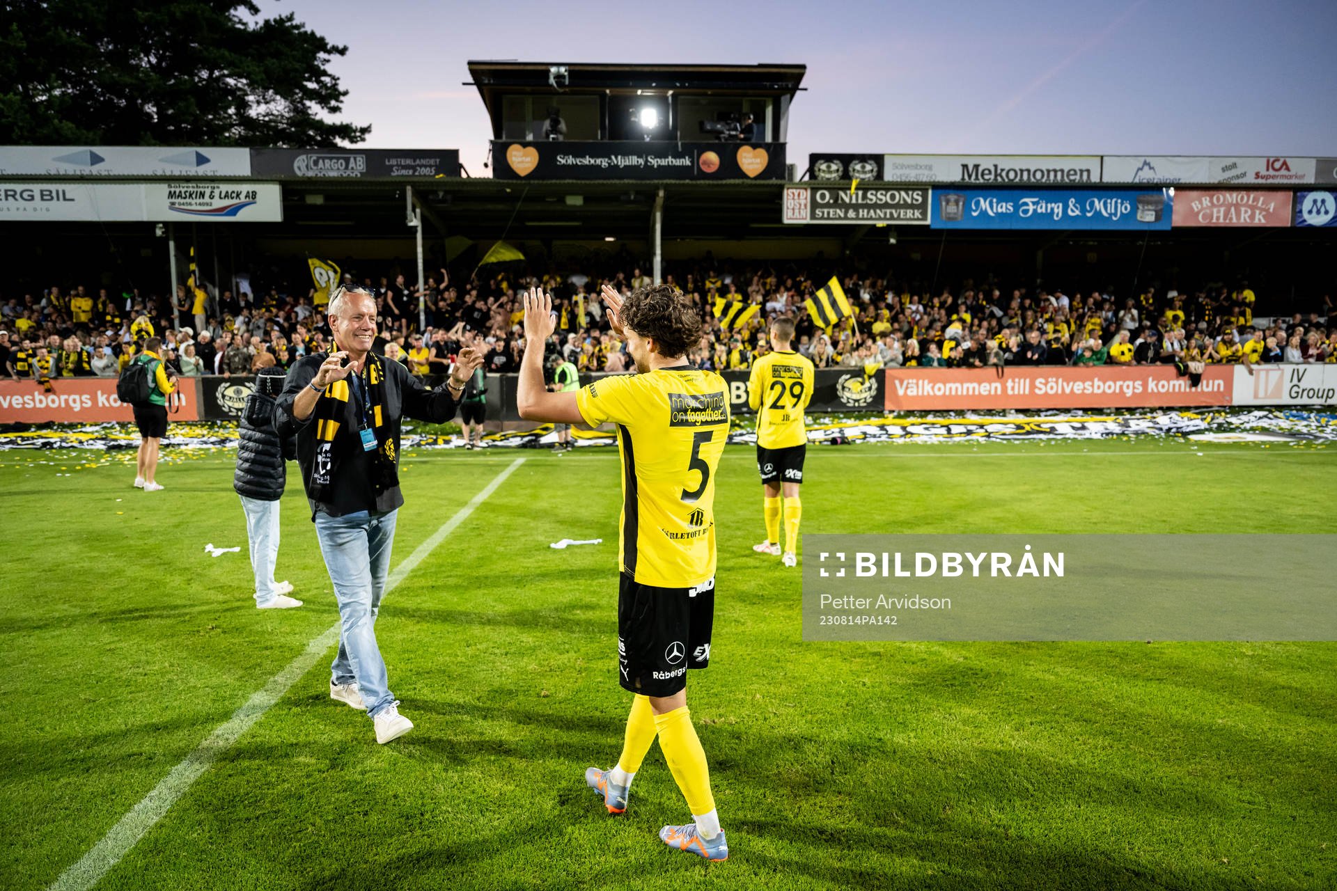 Mjällbys sportchef Hasse Larsson jublar med Colin Rösler