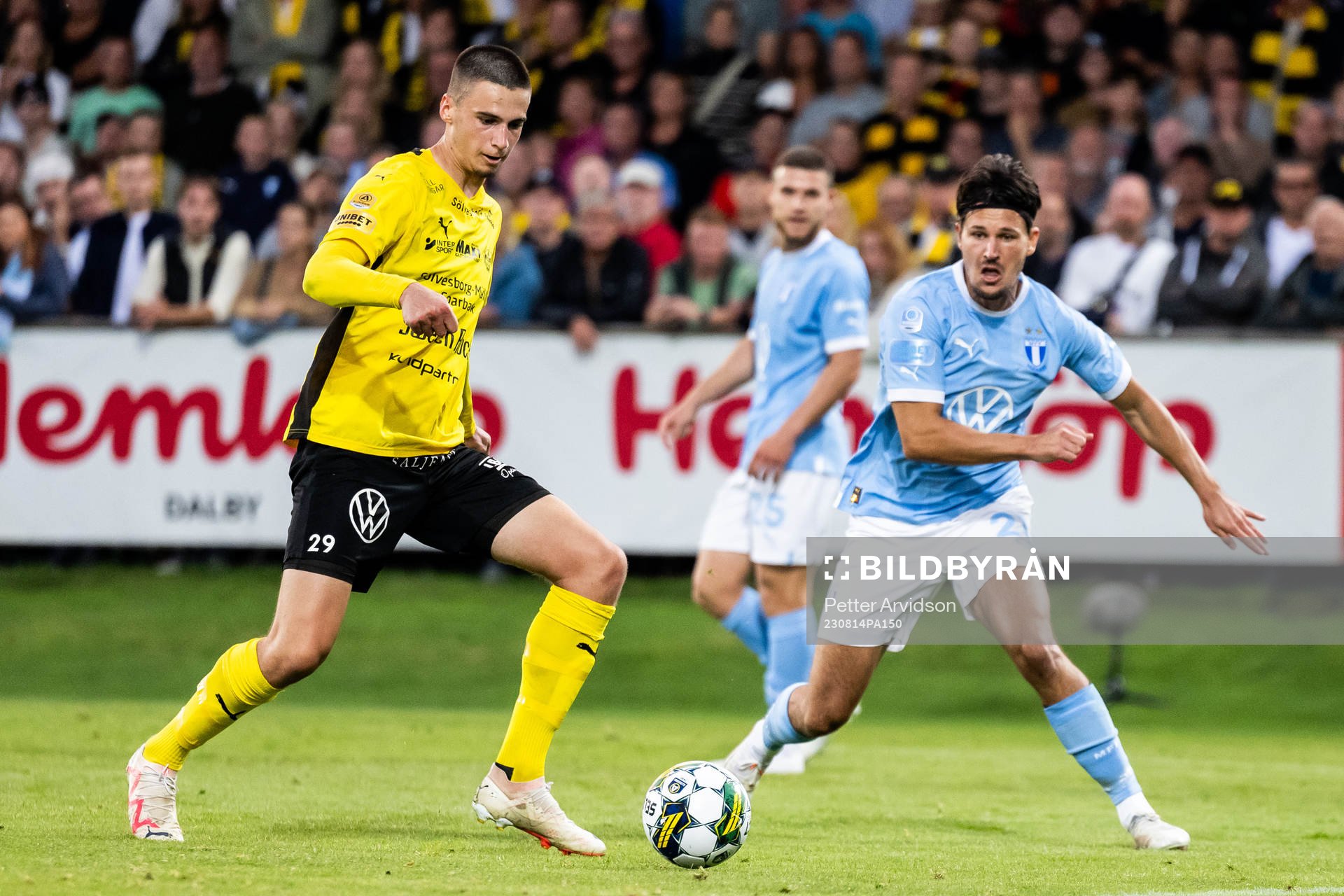 Mjällbys Noah Eile och Malmö FFs Stefano Vecchia