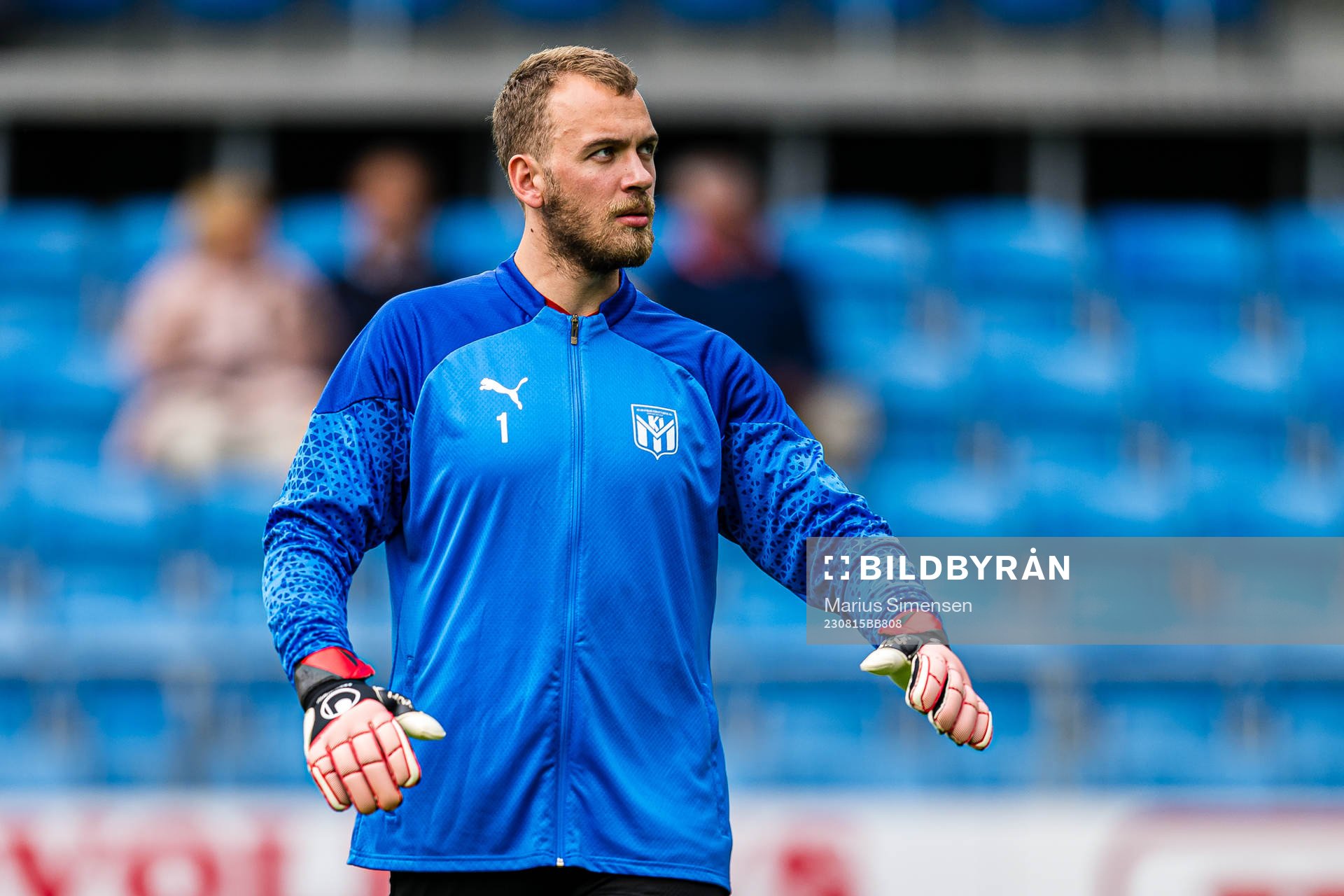 Markus Pettersen of Klaksvik warms up