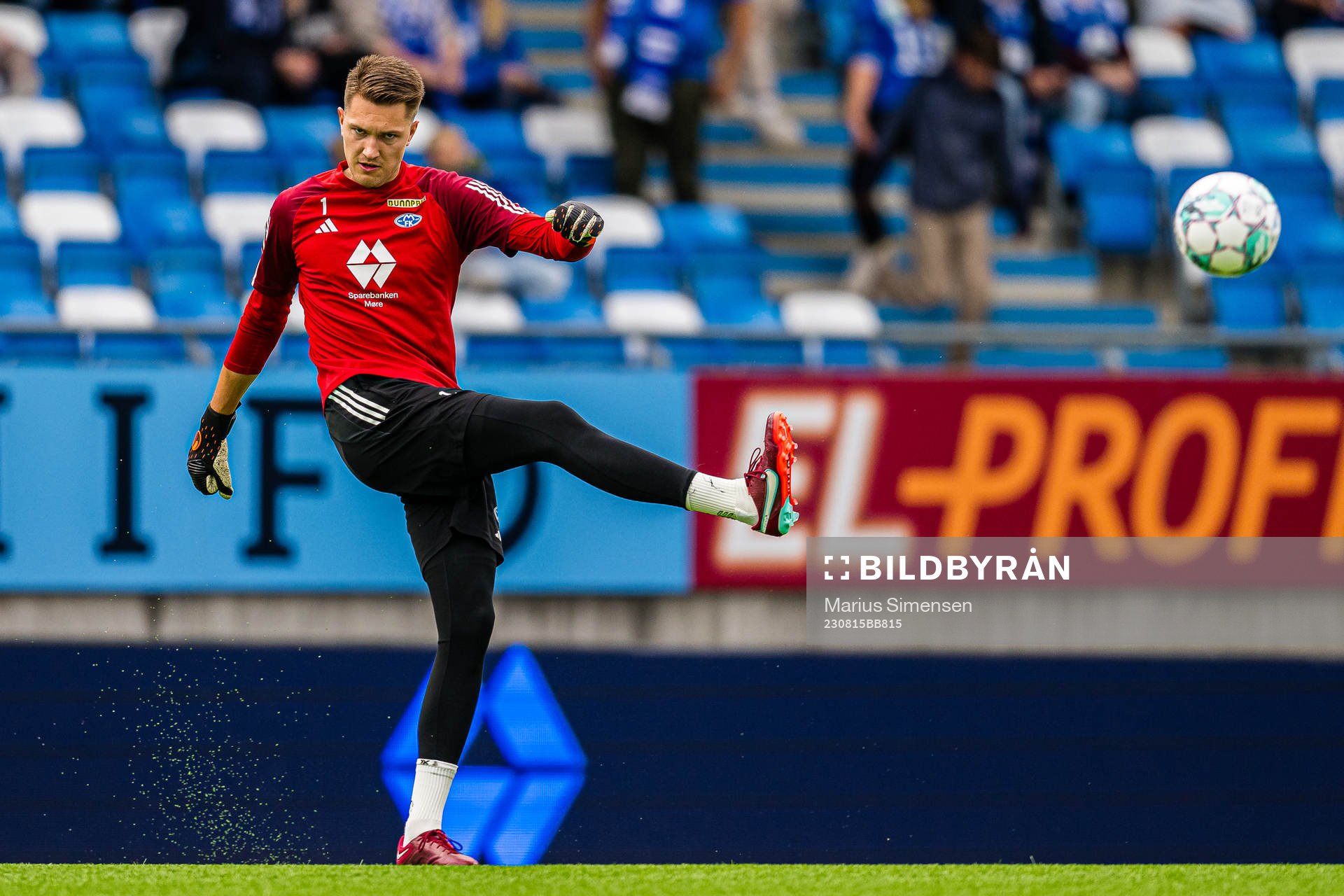 Jacob Karlstrøm of Molde warms up