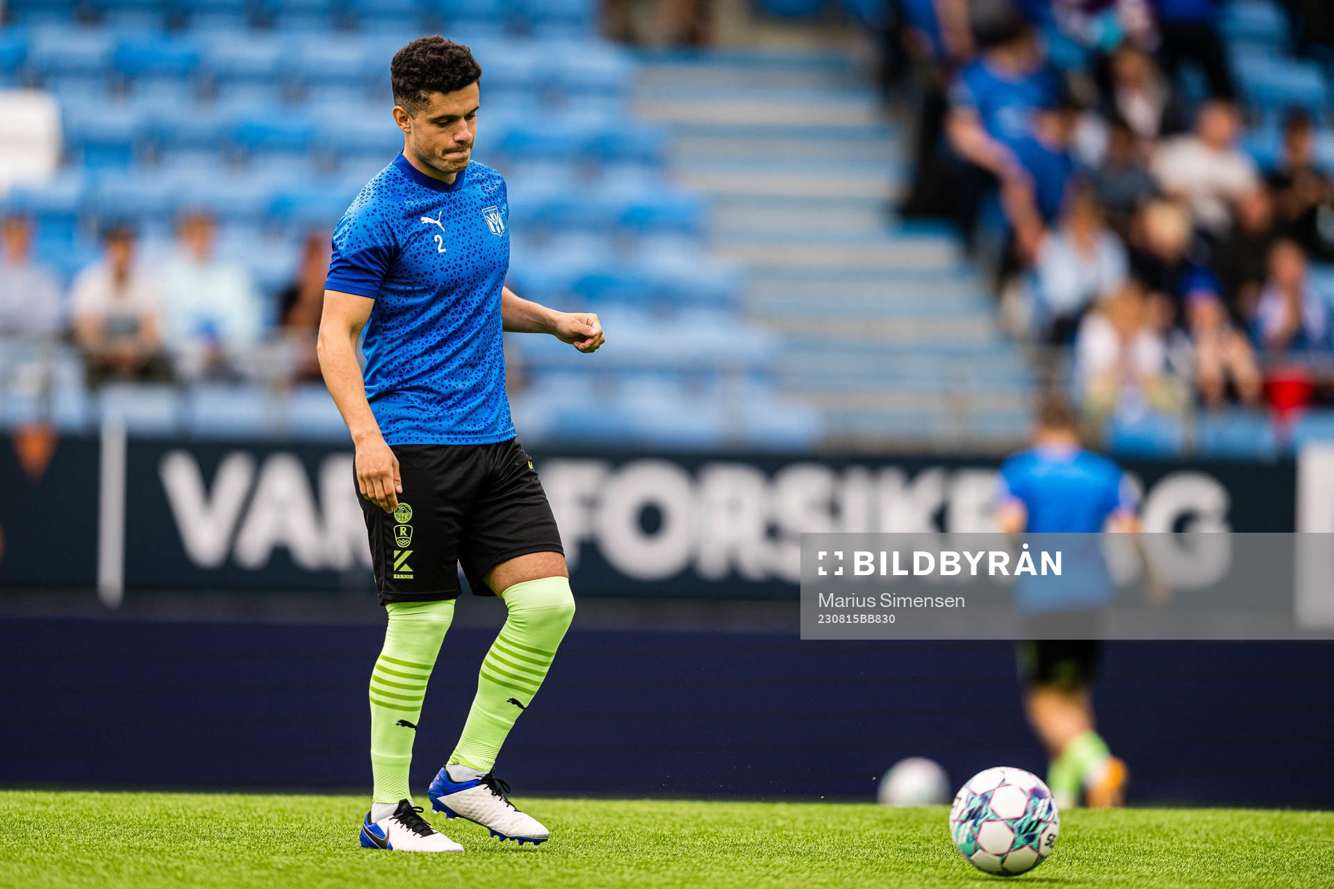 Patrick Da Silva of Klaksvik warms up
