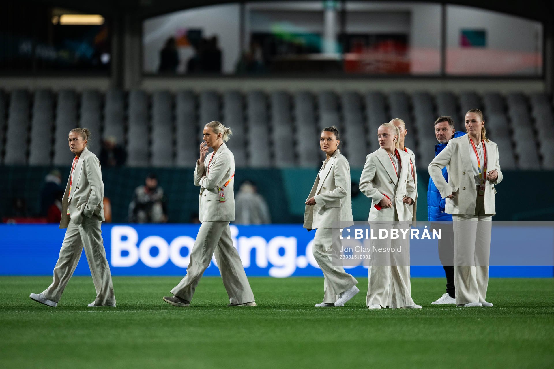 Filippa Angeldahl, Stina Blackstenius, Johanna Rytting Kaneryd, Anna Sandberg, goalkeeper Tove Enblom and Head coach Peter Gerhardsson of Sweden ahead of the FIFA Women's World Cup semifinal between Spain and Sweden on August 15, 2023 in Auckland.
