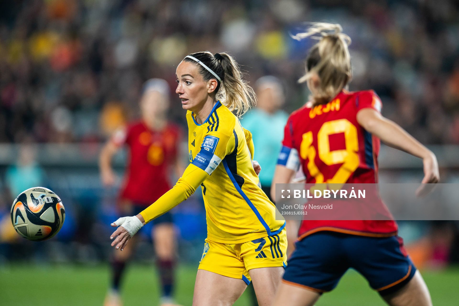 Kosovare Asllani of Sweden and Olga Carmona of Spain