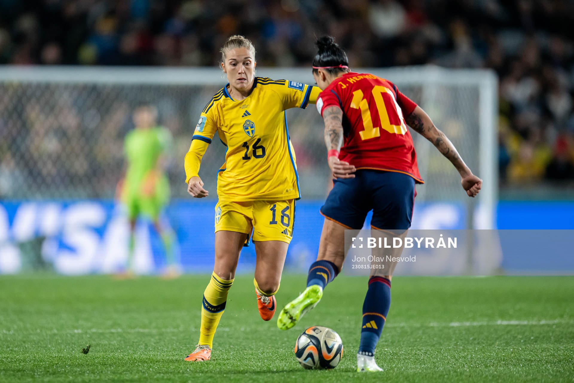 Filippa Angeldahl of Sweden and Jennifer Hermoso of Spain