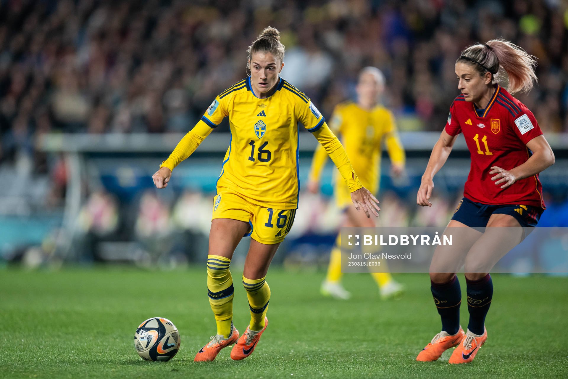 Filippa Angeldahl of Sweden and Alexia Putellas of Spain