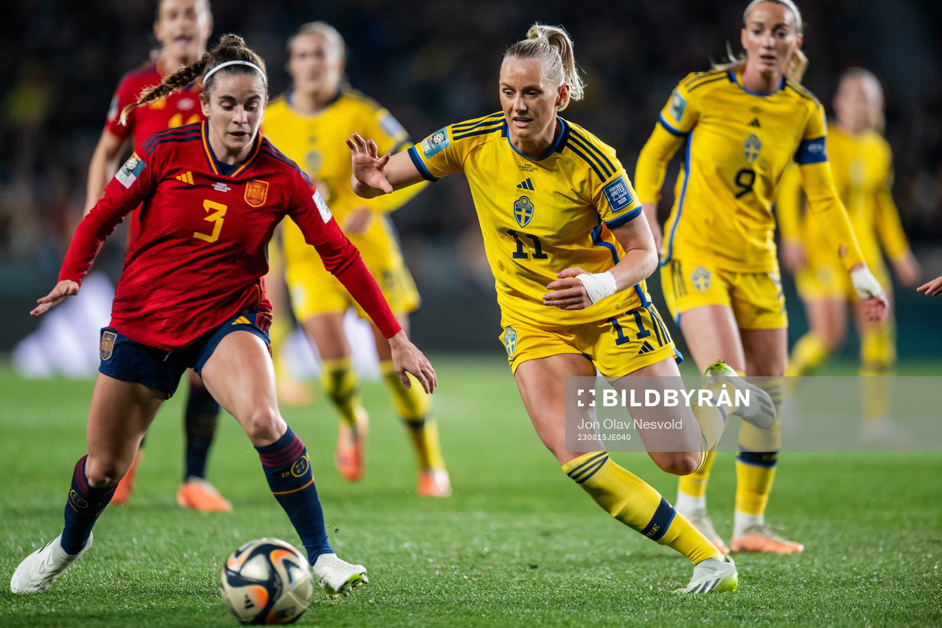 Teresa Abelleira of Spain and Stina Blackstenius of Sweden