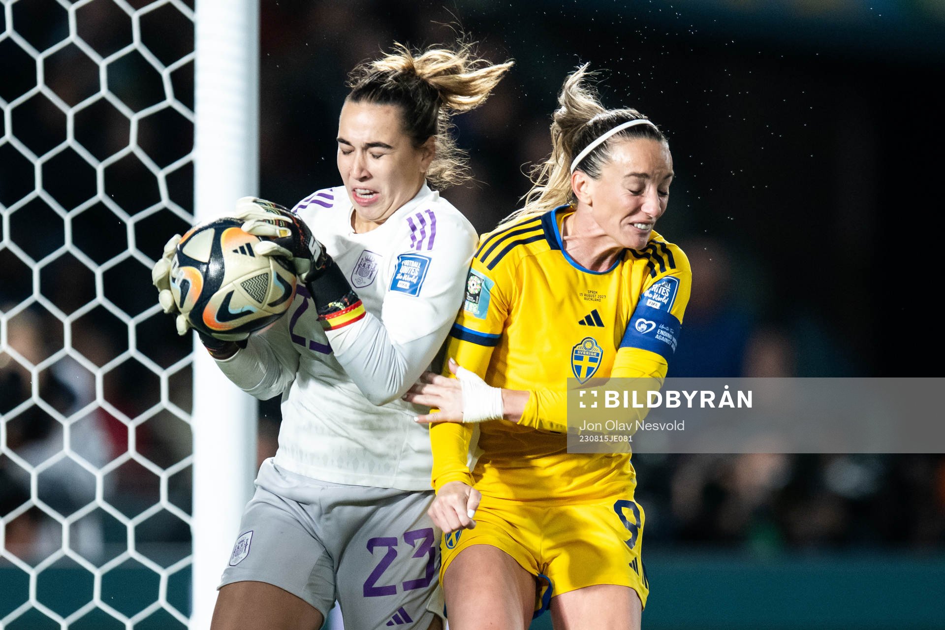goalkeeper Cata Coll of Spain and Kosovare Asllani of Sweden during the FIFA Women's World Cup semifinal between Spain and Sweden on August 15, 2023 in Auckland.
