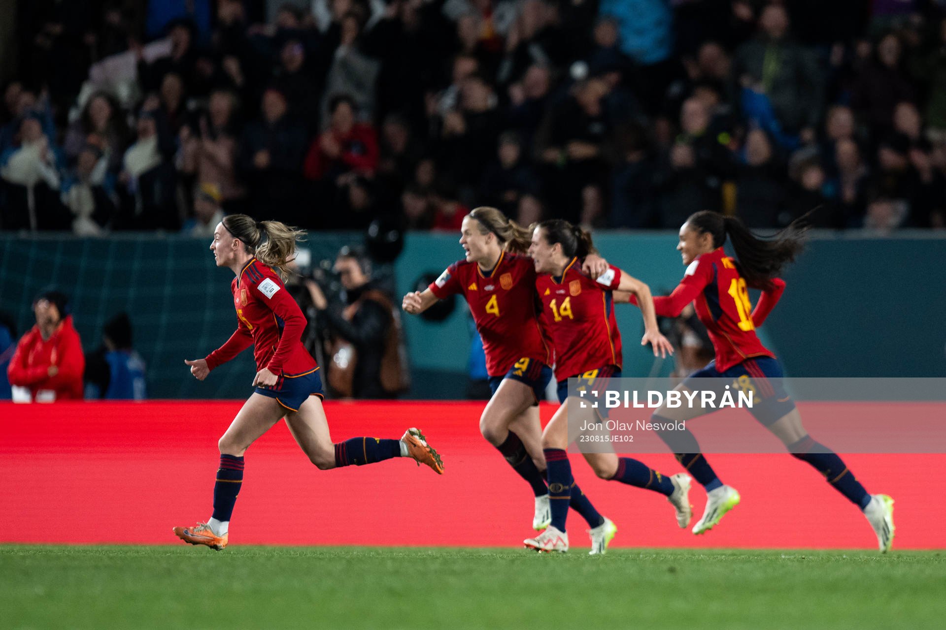 Eva Navarro of Spain celebrates