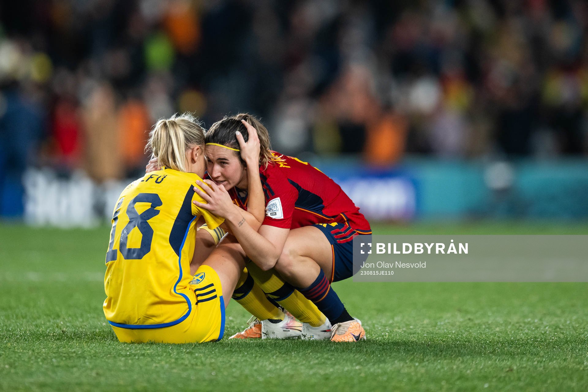 Fridolina Rolfö of Sweden and Mariona Caldentey of Spain