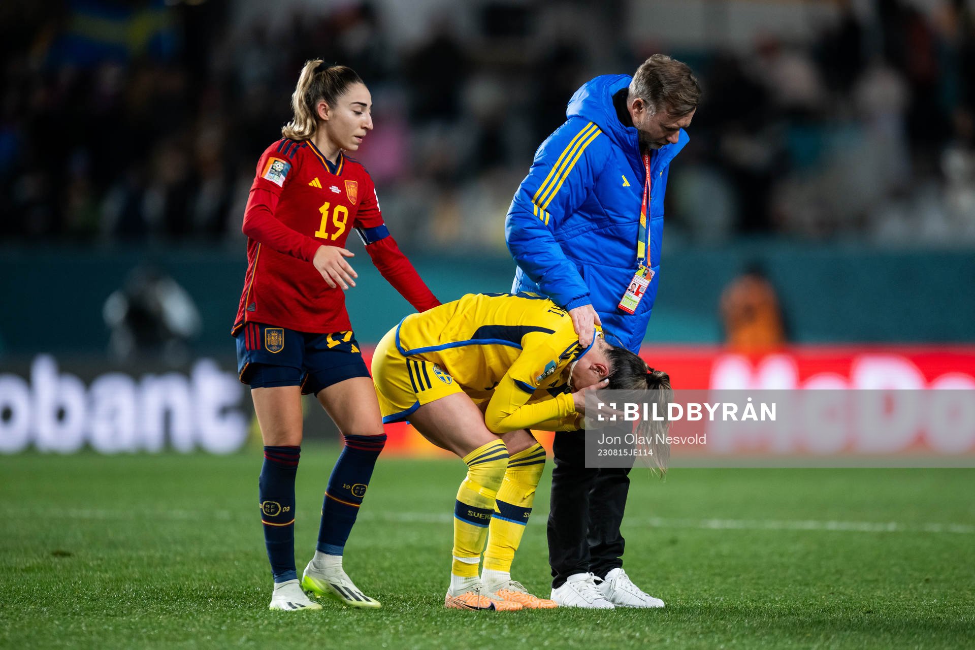 Kosovare Asllani and Head coach Peter Gerhardsson of Sweden