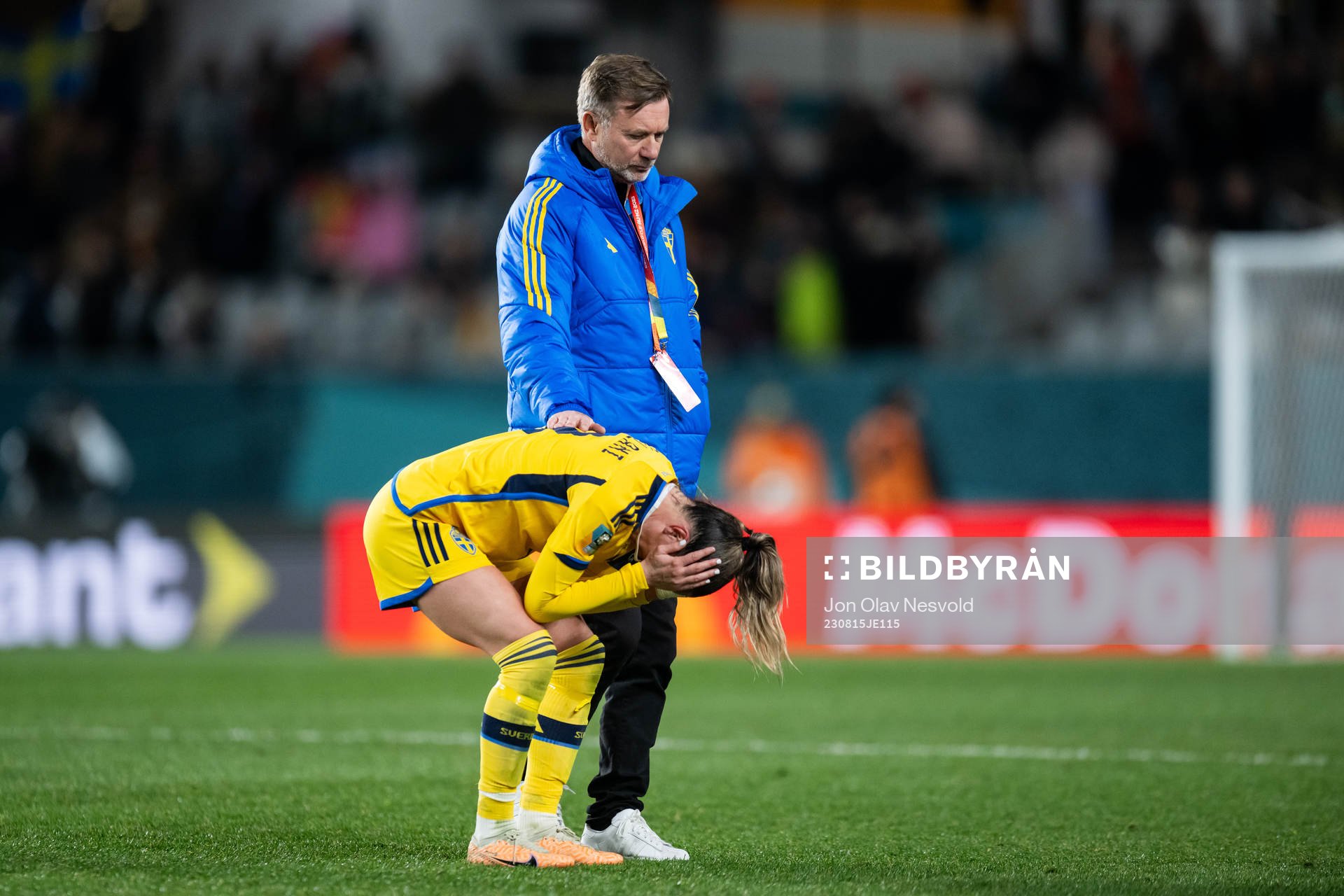 Kosovare Asllani and Head coach Peter Gerhardsson of Sweden