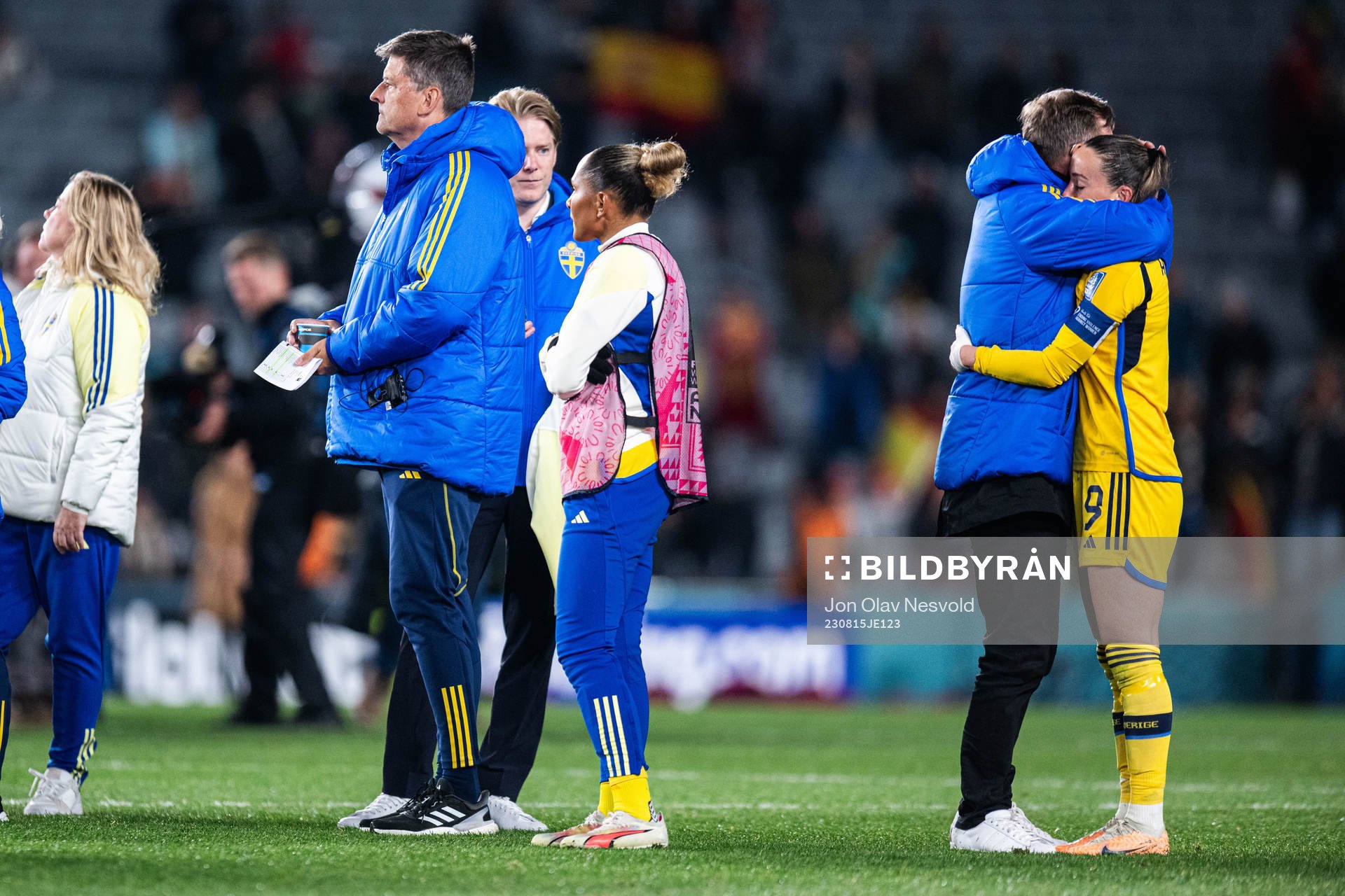 Head coach Peter Gerhardsson and Kosovare Asllani of Sweden