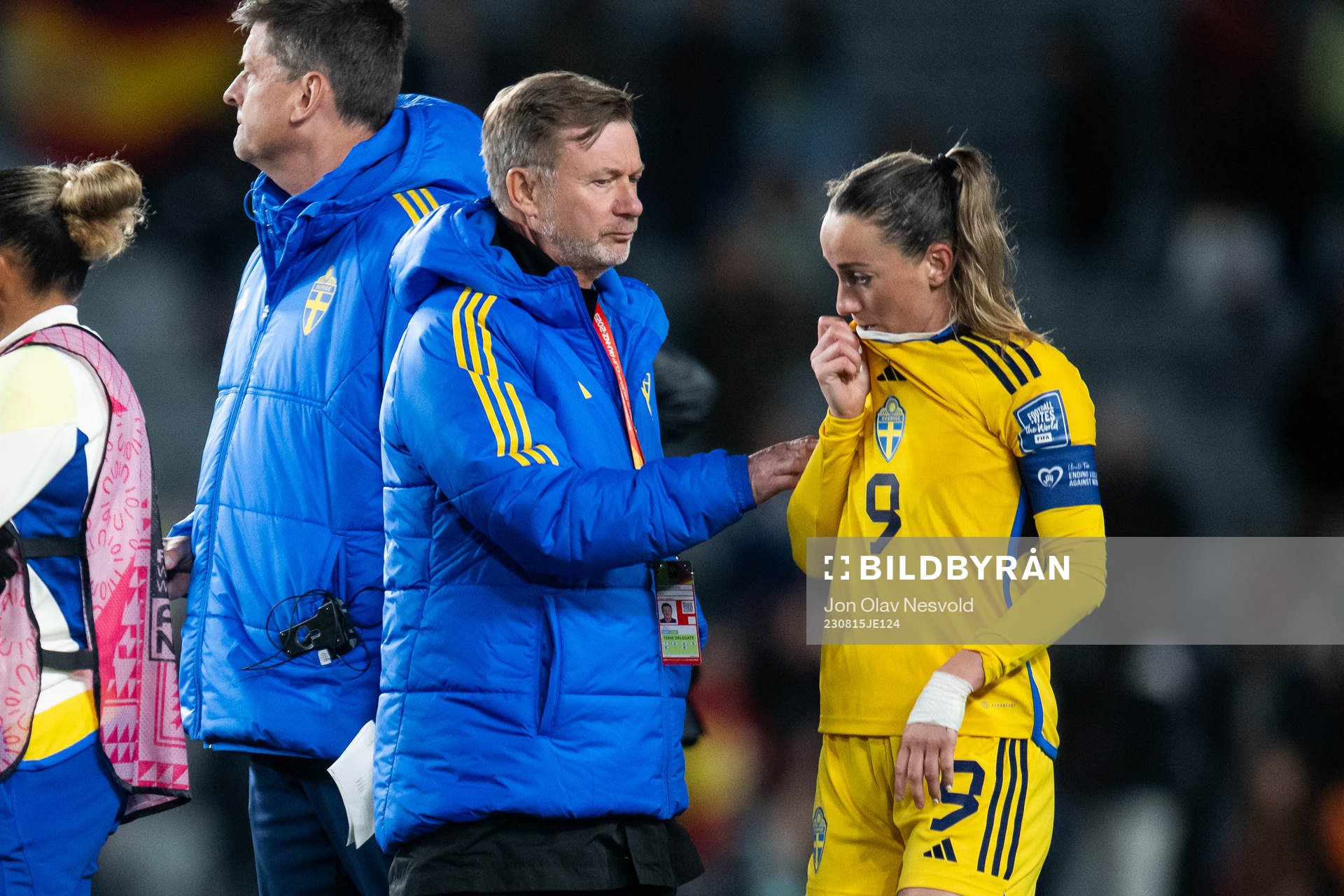 Head coach Peter Gerhardsson and Kosovare Asllani of Sweden