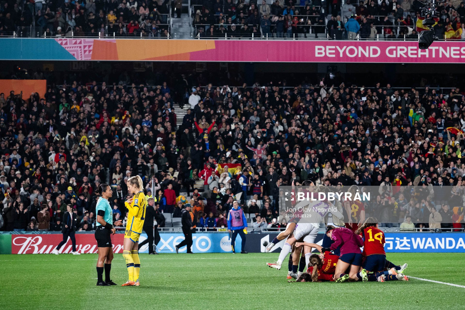 Referee Edina Alves ,Nathalie Björn of Sweden and players