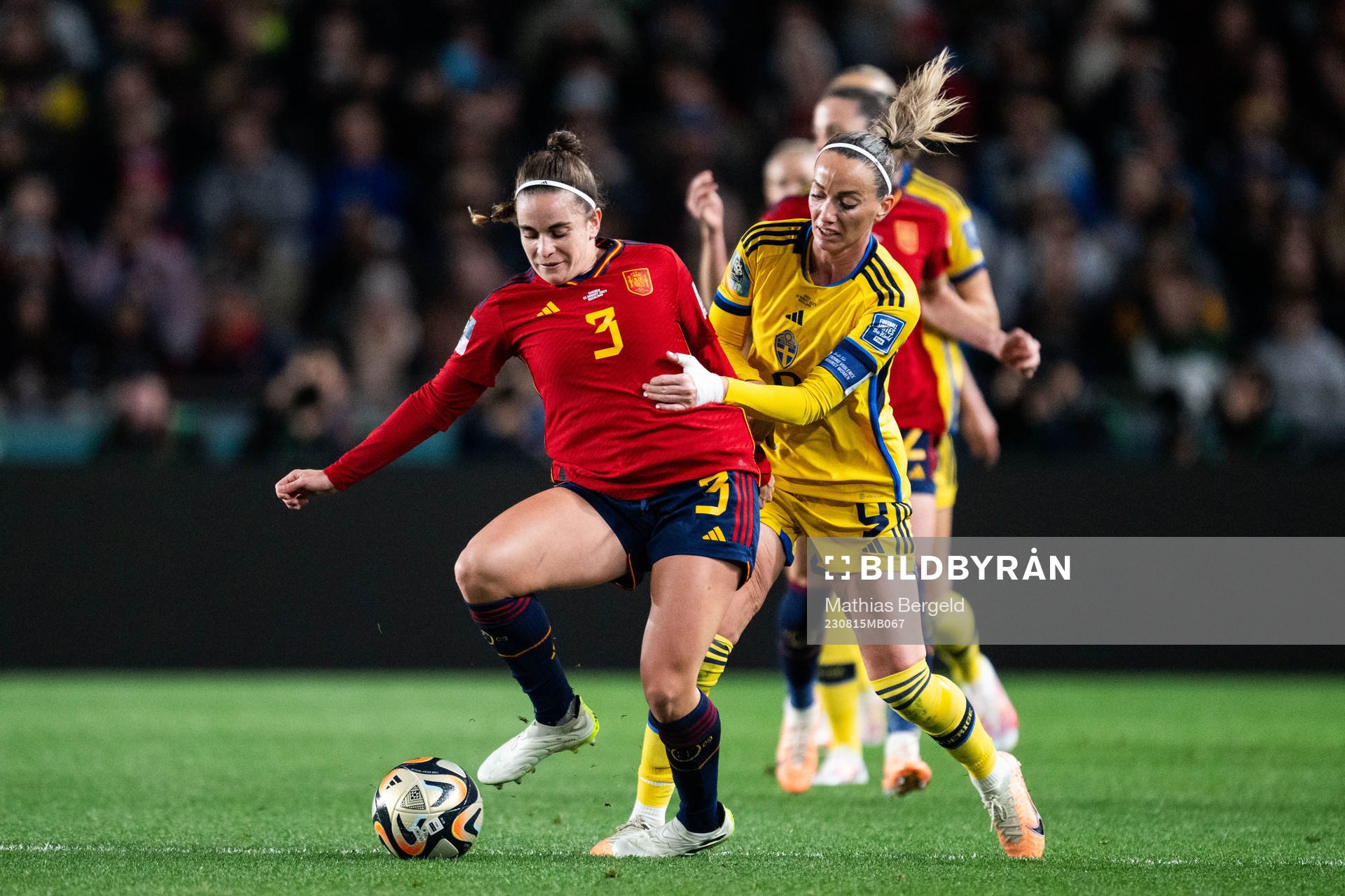 Teresa Abelleira of Spain and Kosovare Asllani of Sweden