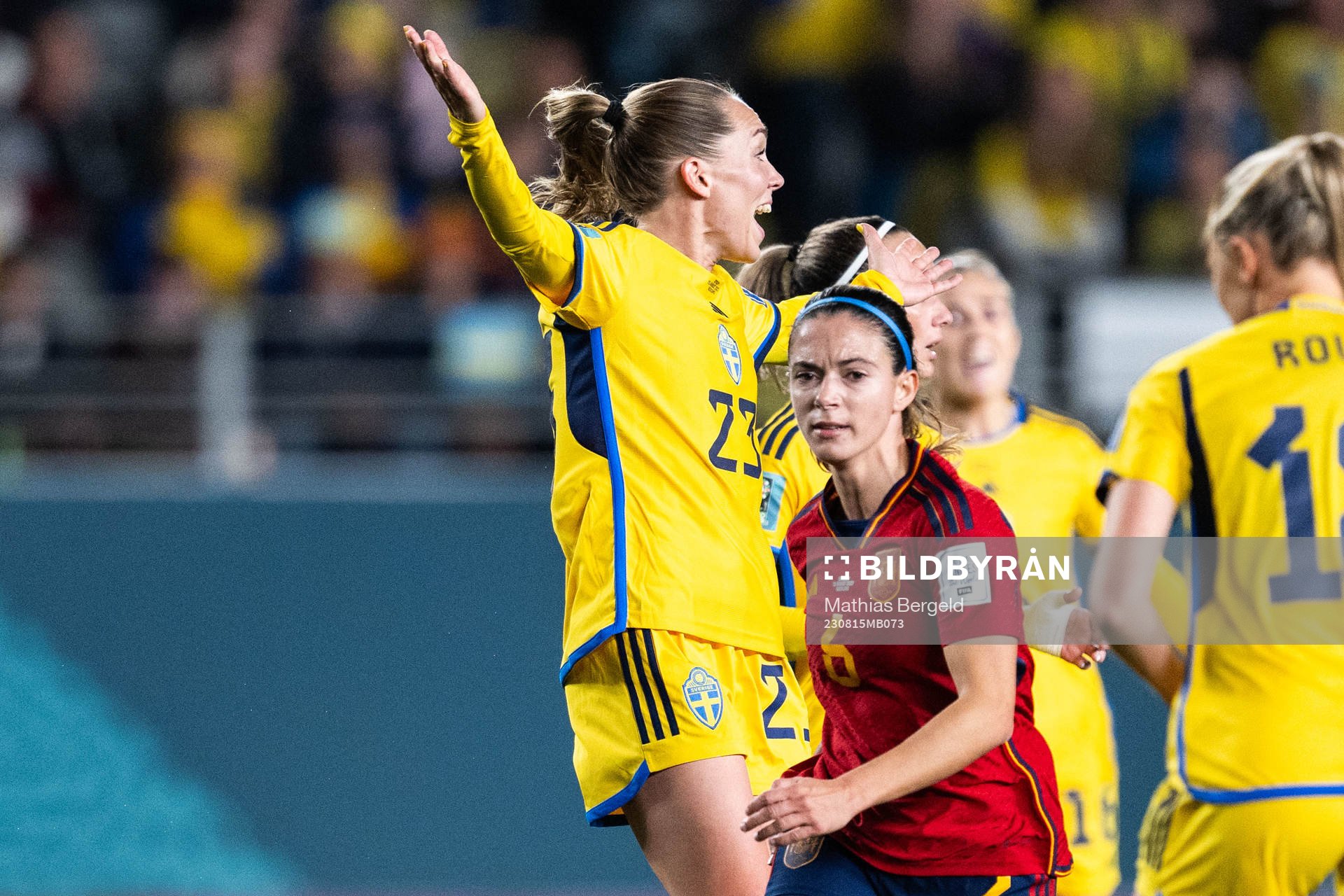 Elin Rubensson of Sweden reacts infront of Aitana Bonmati