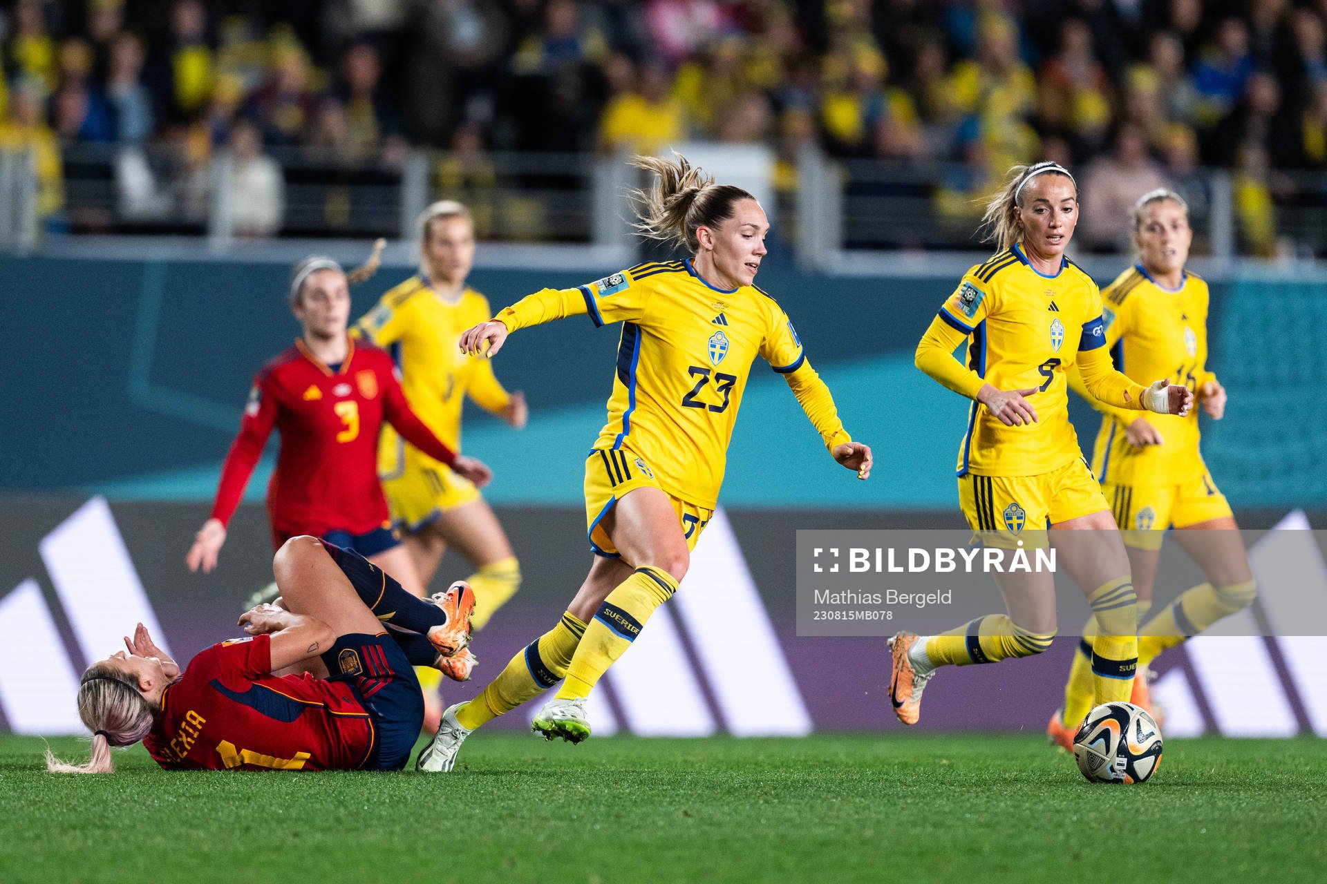 Alexia Putellas of Spain and Elin Rubensson of Sweden