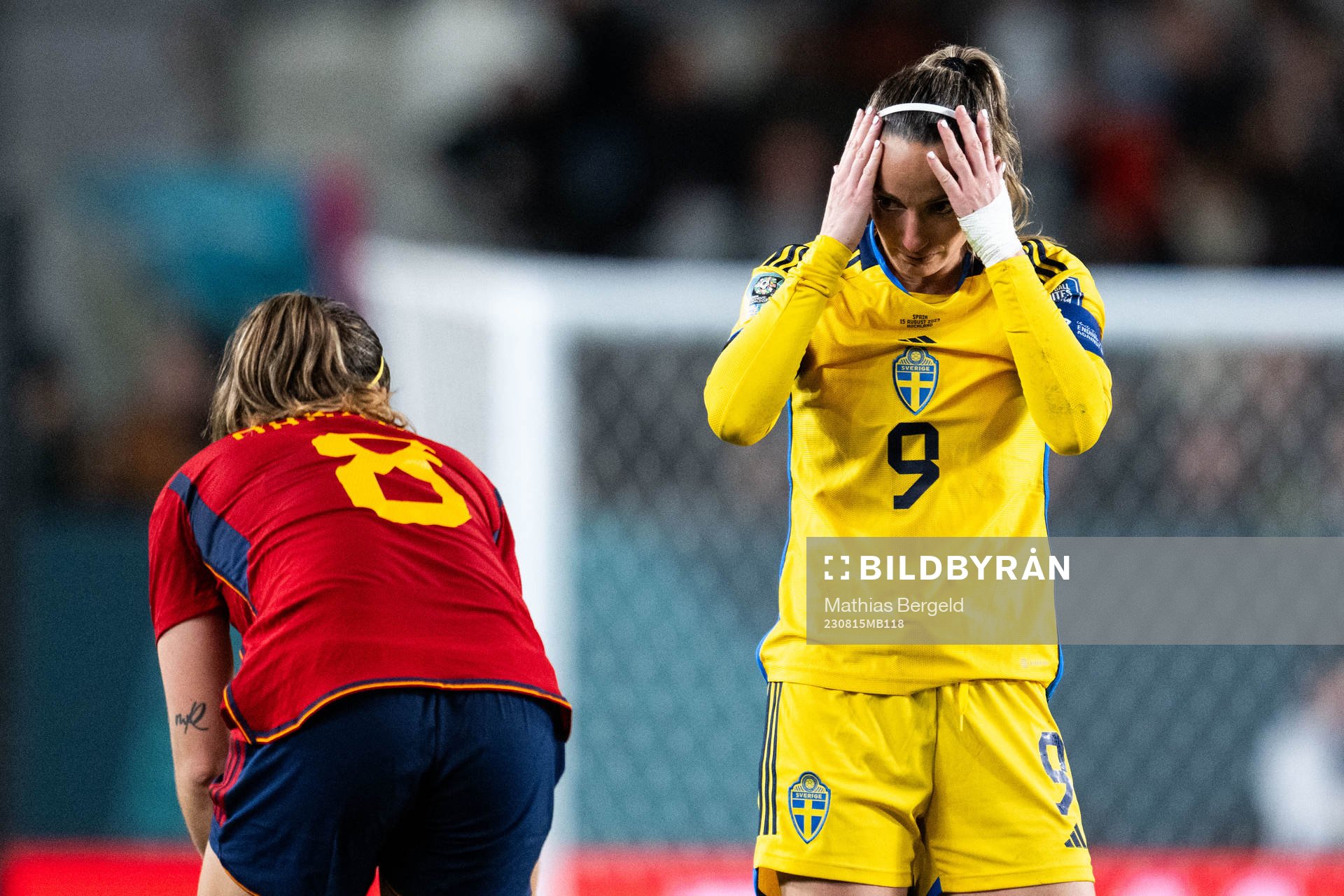 Mariona Caldentey of Spain and Kosovare Asllani of Sweden