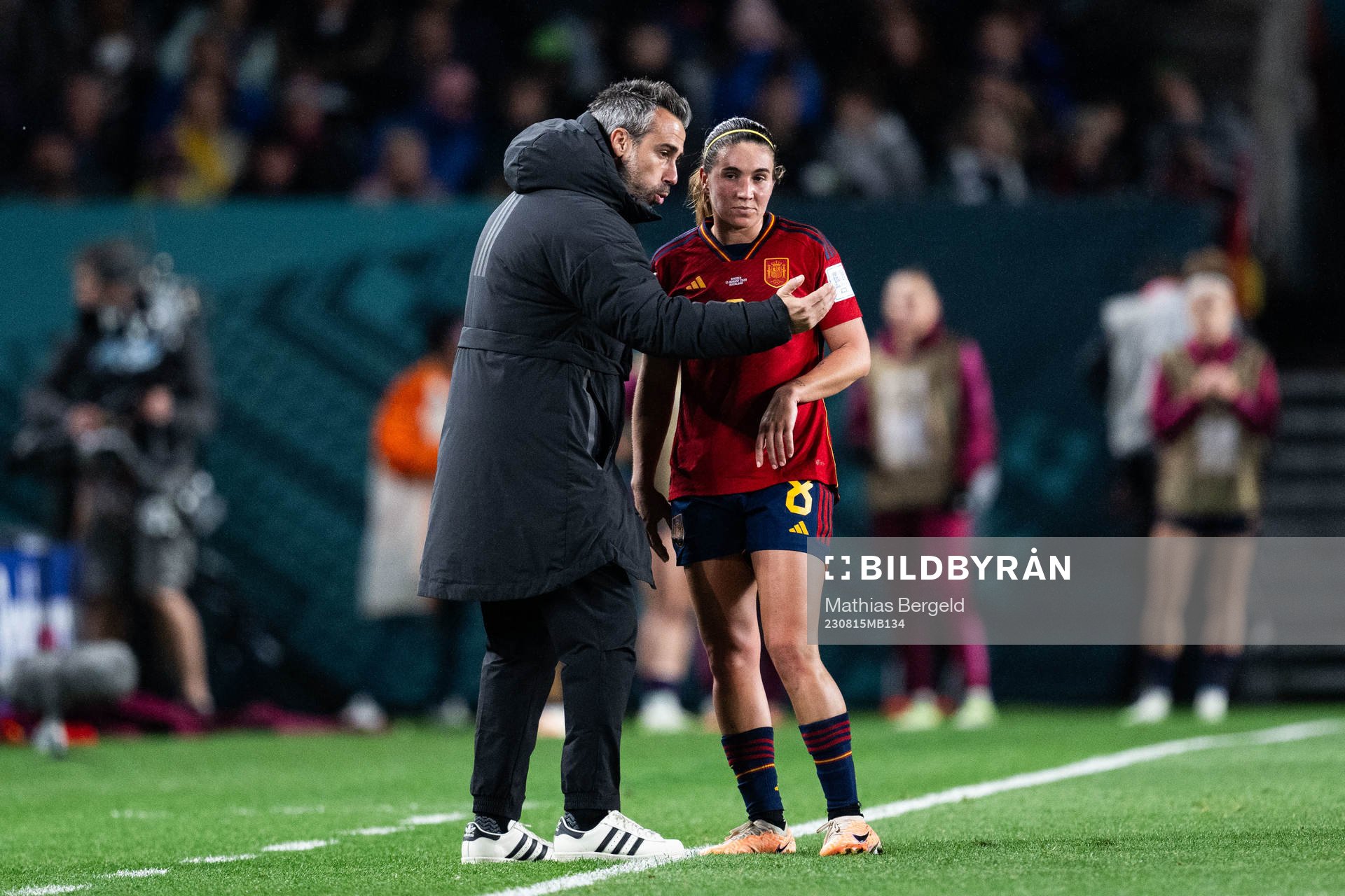 Head coach Jorge Vilda and Mariona Caldentey of Spain