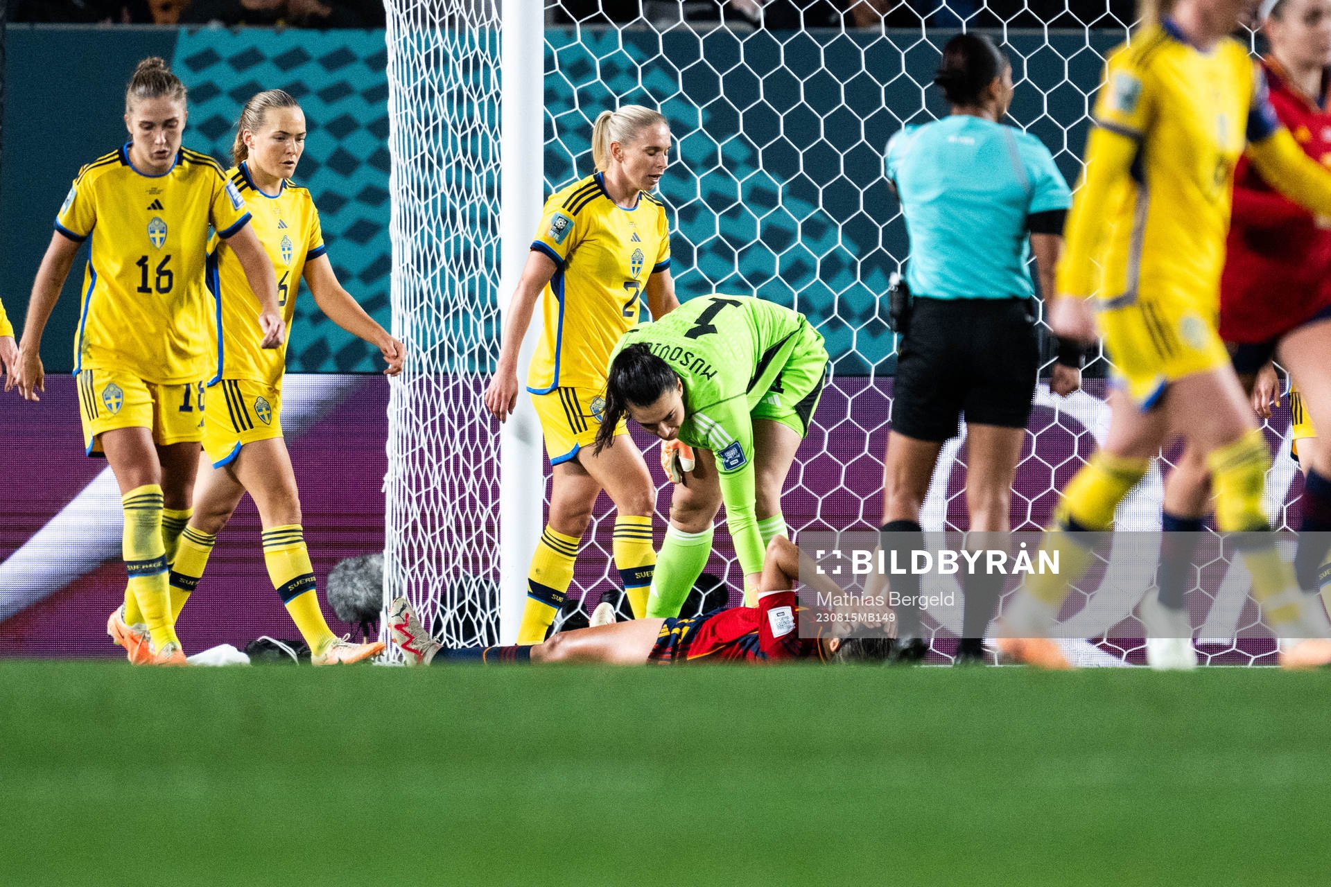 Goalkeeper Zecira Musovic of Sweden and Alba Redondo of
