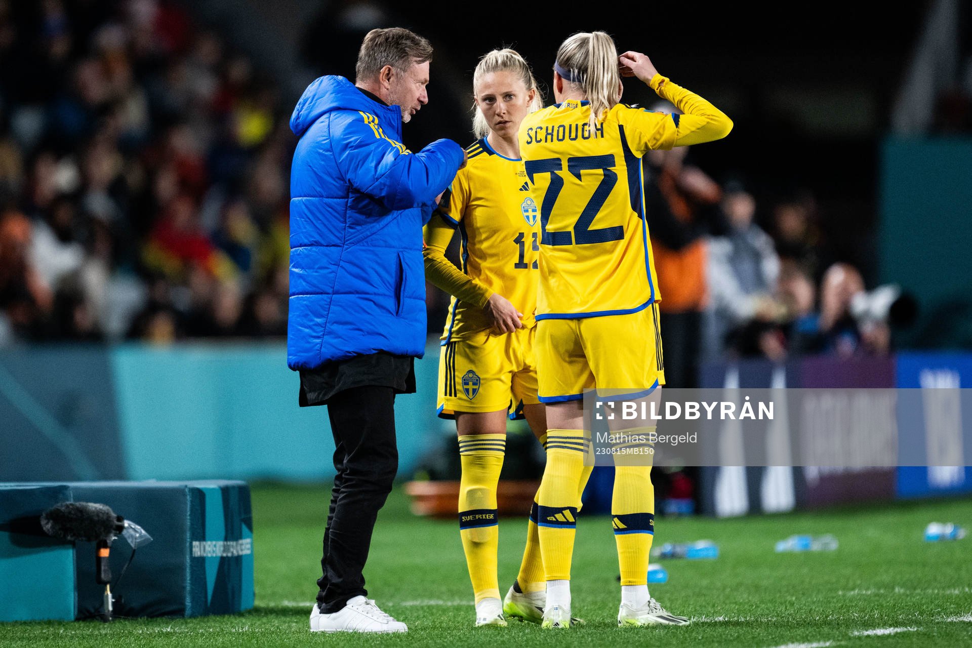 Head coach Peter Gerhardsson, Rebecka Blomqvist and Olivia