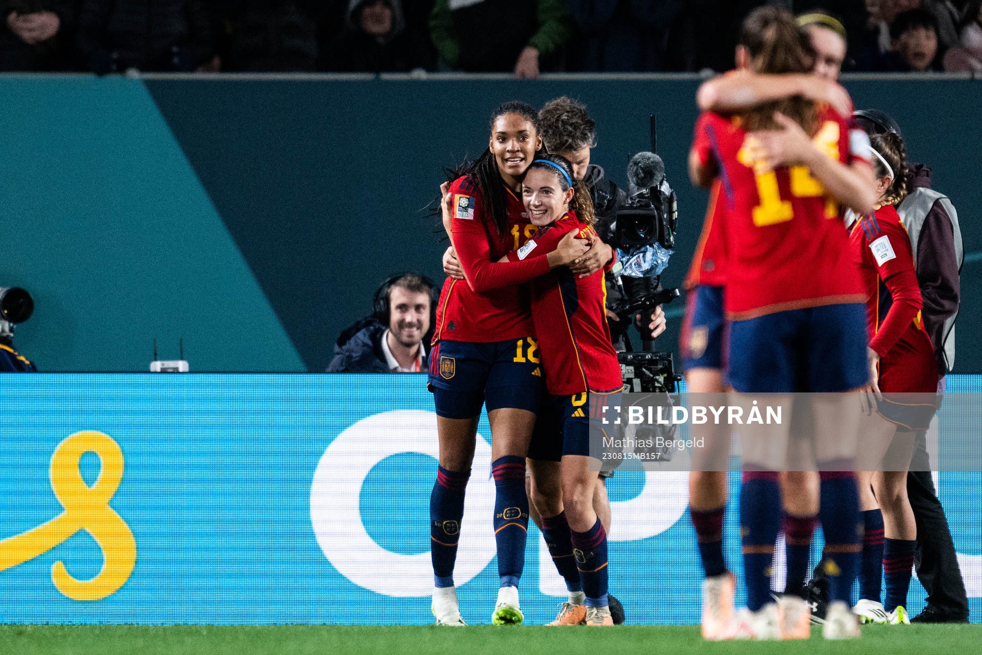 Salma Paralluelo of Spain celebrates with Aitana Bonmati
