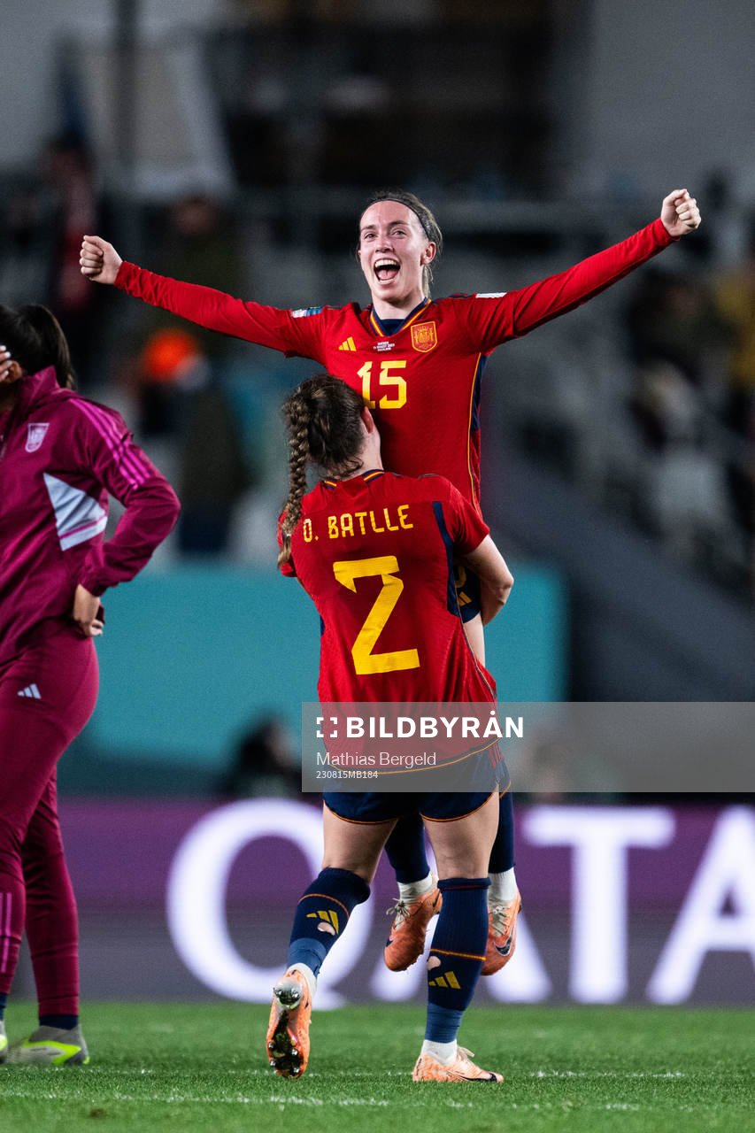 Ona Batlle and Eva Navarro of Spain celebrate