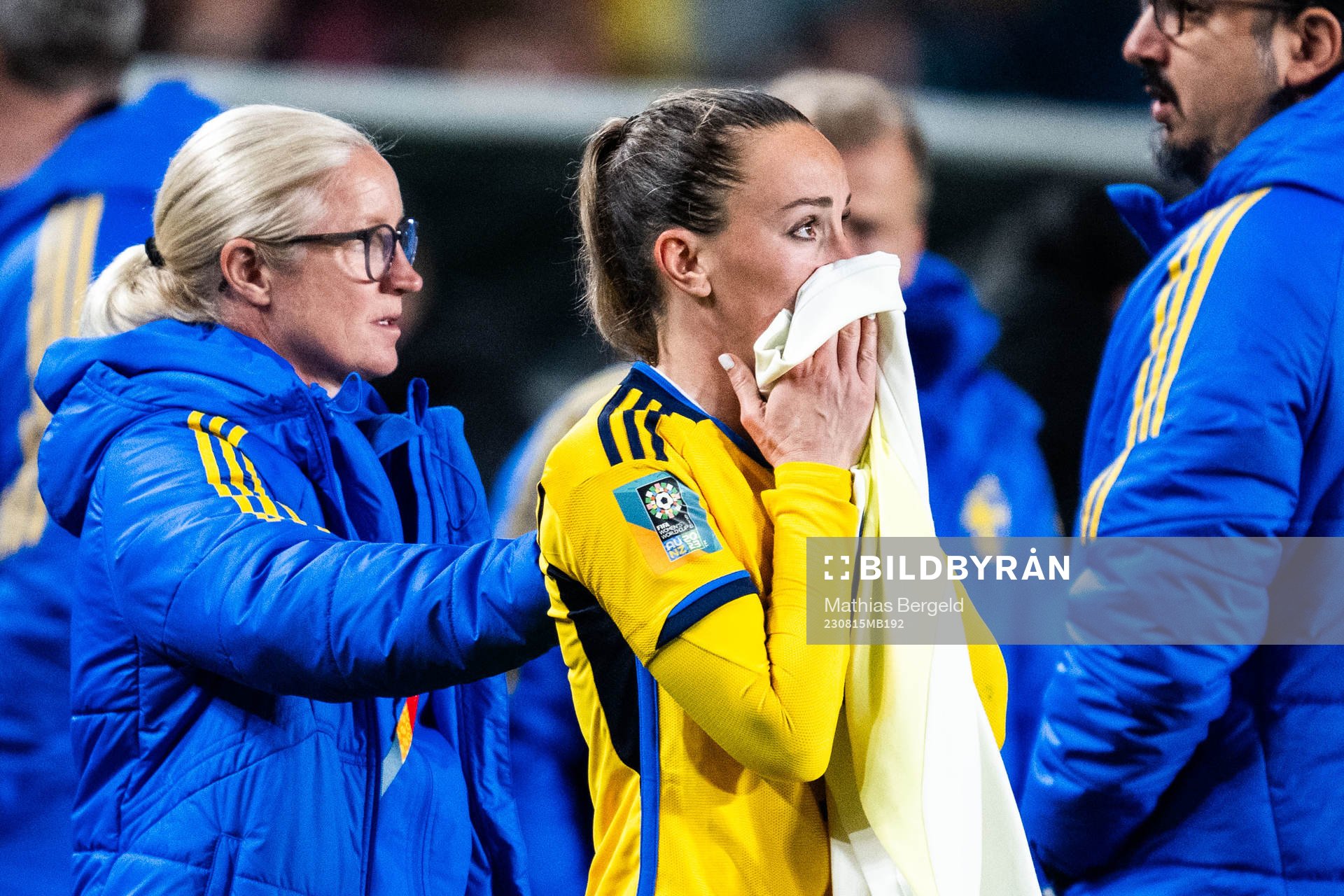 Assistant coach Victoria Sandell and Kosovare Asllani of