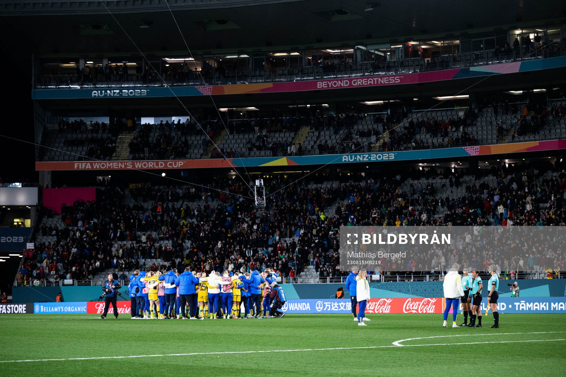 Players of Sweden gather and Caroline Seger speaks to