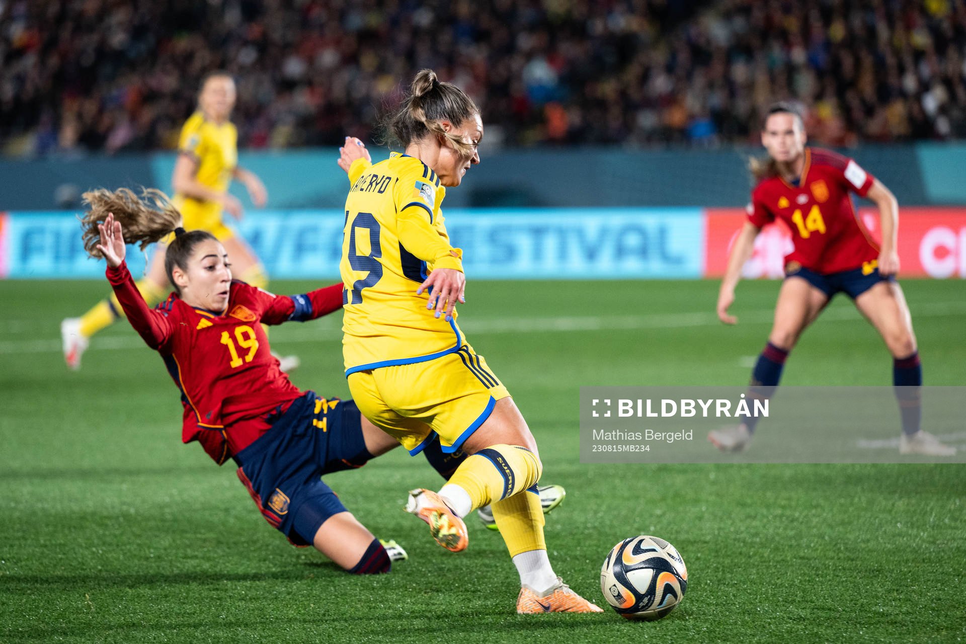 Olga Carmona of Spain and Johanna Rytting Kaneryd of Sweden