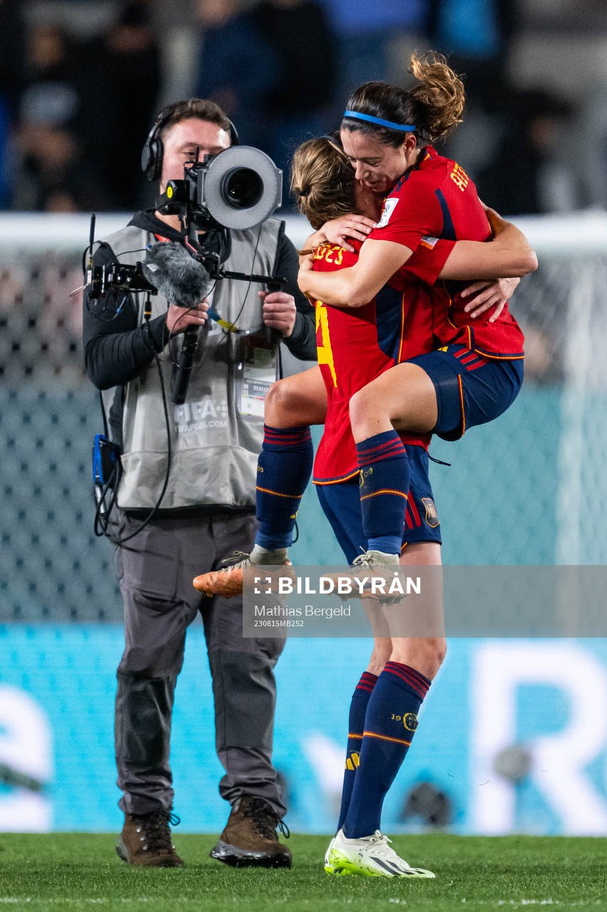Irene Paredes and Aitana Bonmati of Spain celebrates after the FIFA Women's World Cup semifinal between Spain and Sweden on August 15, 2023 in Auckland.