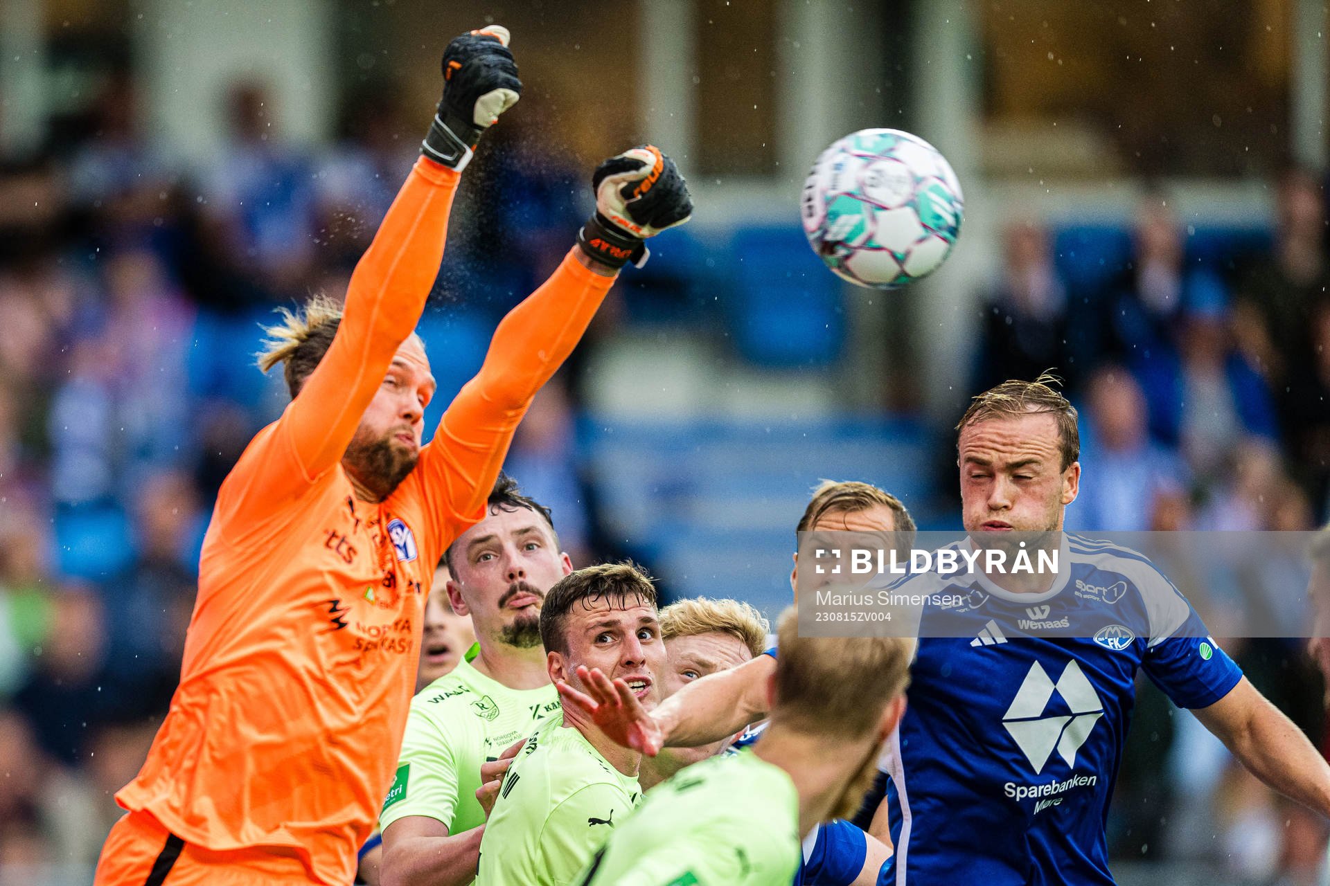 Jonathan Johansson of Klaksvik and Martin Ellingsen of Molde