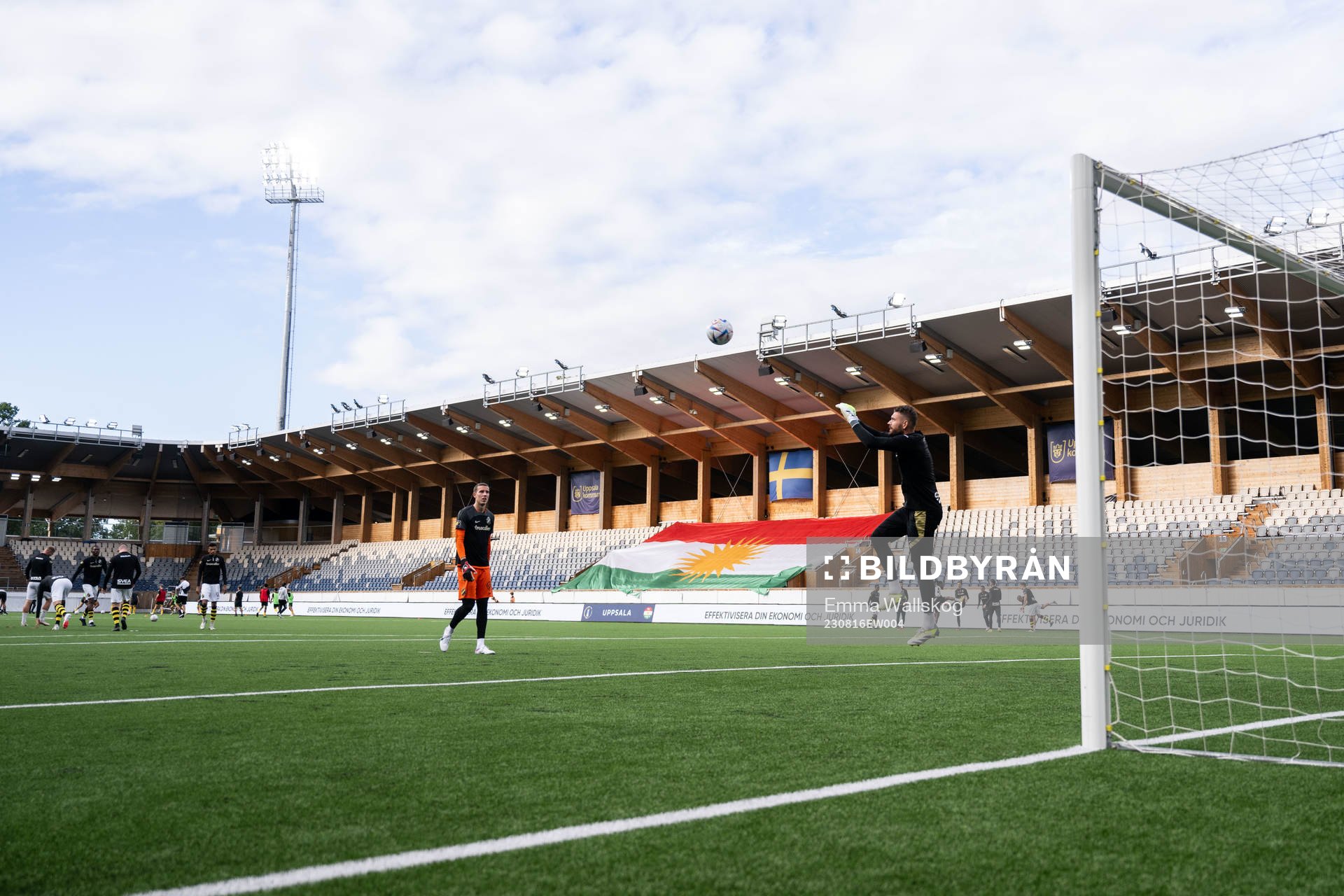 AIKs målvakt Samuel Brolin och målvakt Kristoffer Nordfeldt under uppvärmningen inför fotbollsmatchen i Svenska Cupen mellan Dalkurd och AIK den 16 augusti 2023 i Uppsala.