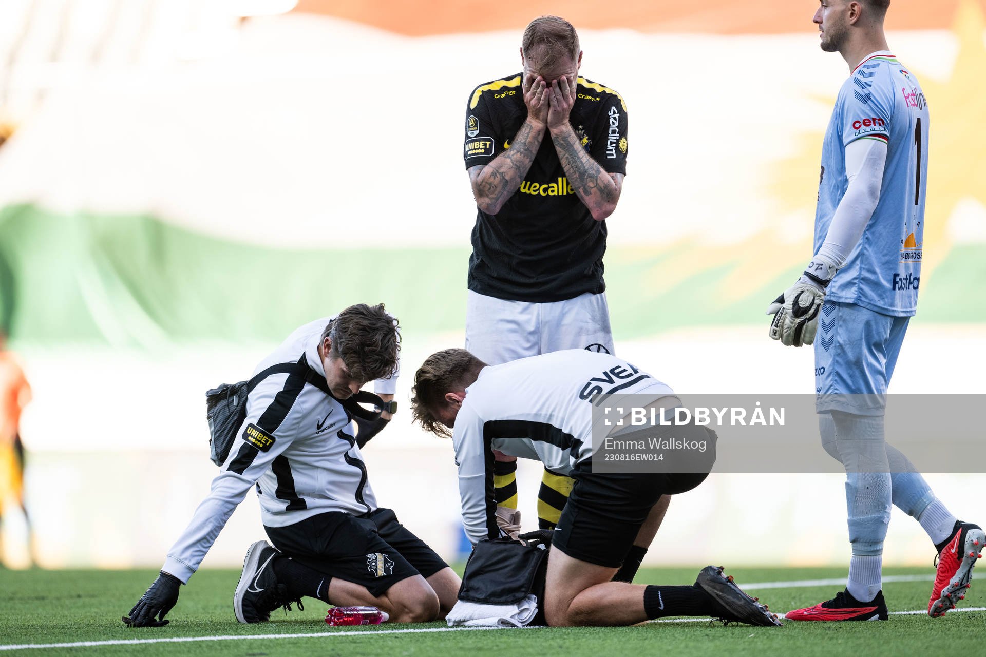AIKs John Guidetti har ont och får vård under fotbollsmatchen i Svenska Cupen mellan Dalkurd och AIK den 16 augusti 2023 i Uppsala. 