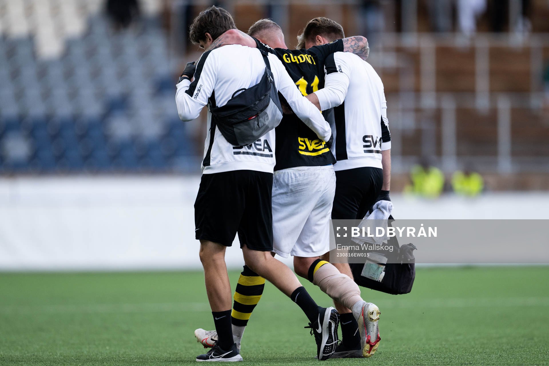 AIKs John Guidetti har ont under fotbollsmatchen i Svenska Cupen mellan Dalkurd och AIK den 16 augusti 2023 i Uppsala. 