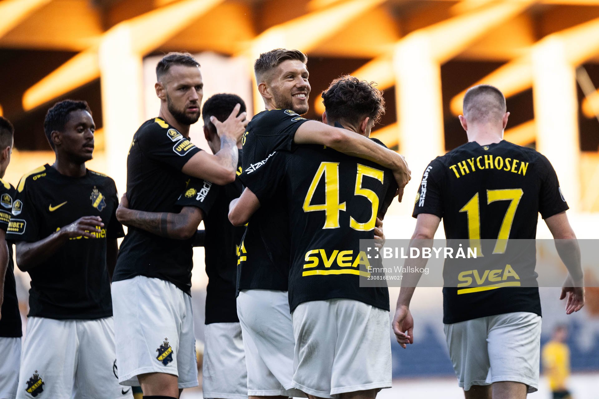 AIKs Taha Ayari jublar med Anton Salétros