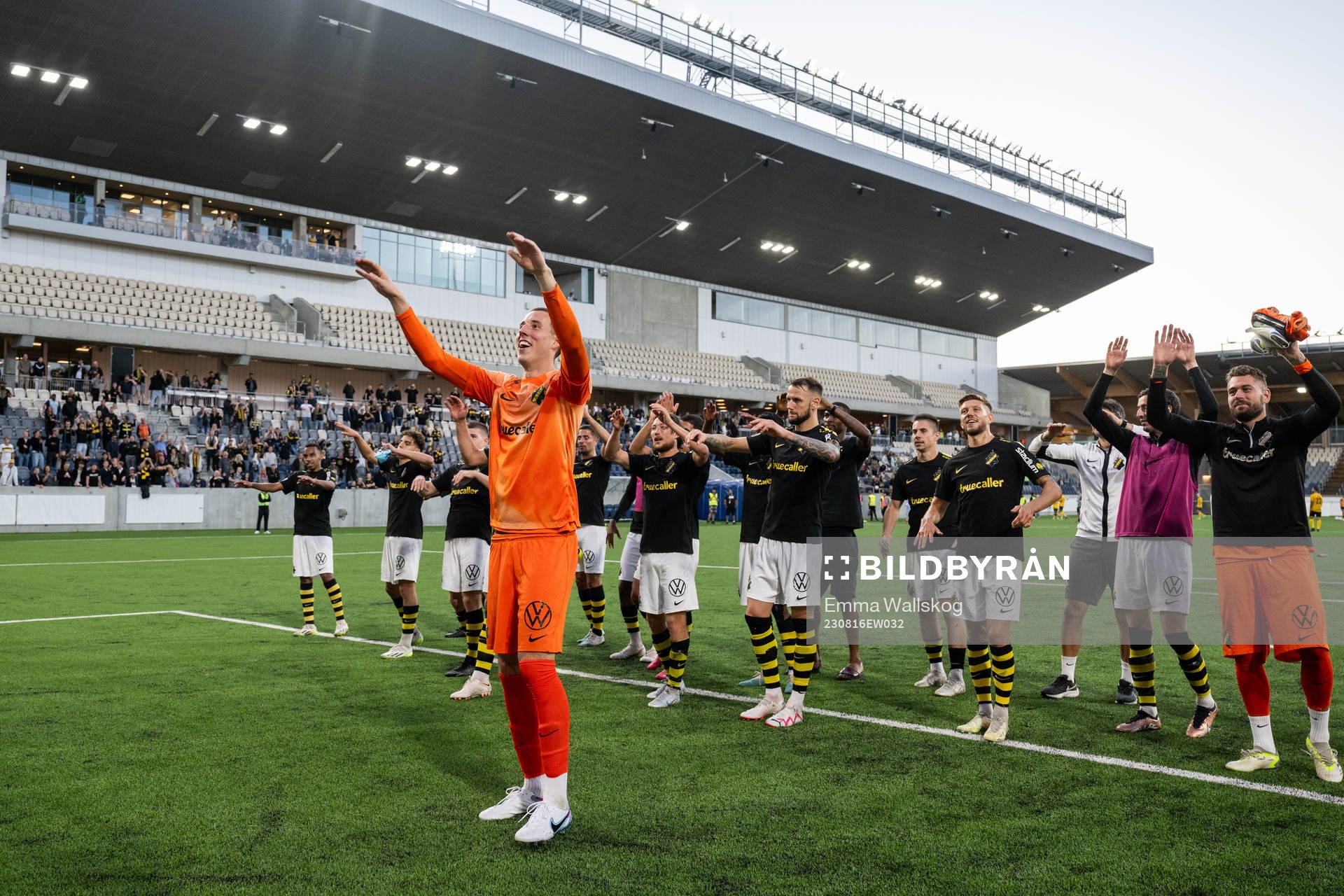 AIKs målvakt Samuel Brolin jublar med lagkamrater efter fotbollsmatchen i Svenska Cupen mellan Dalkurd och AIK den 16 augusti 2023 i Uppsala. 
