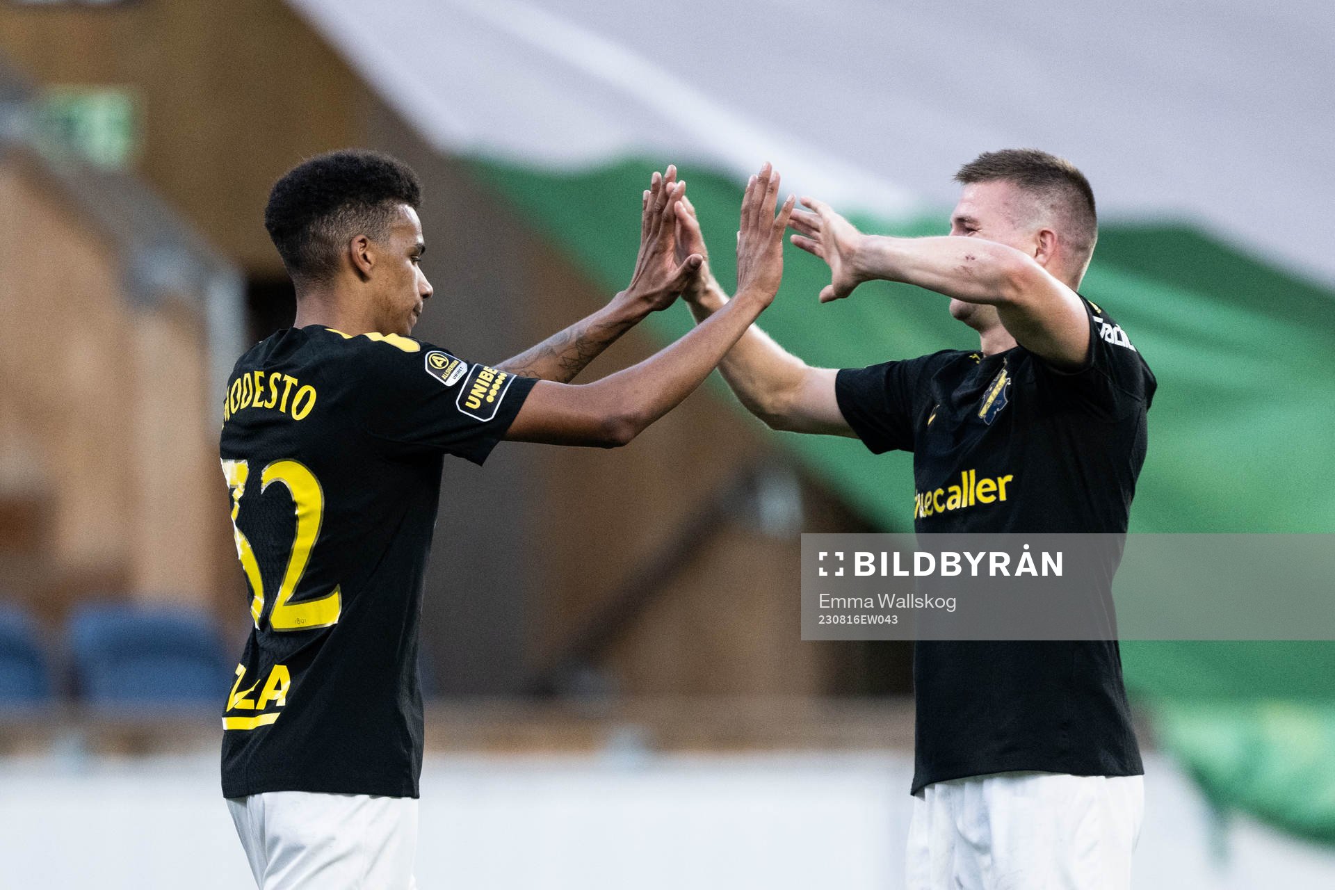 AIKs Rui Modesto jublar med Mads Døhr Thychosen