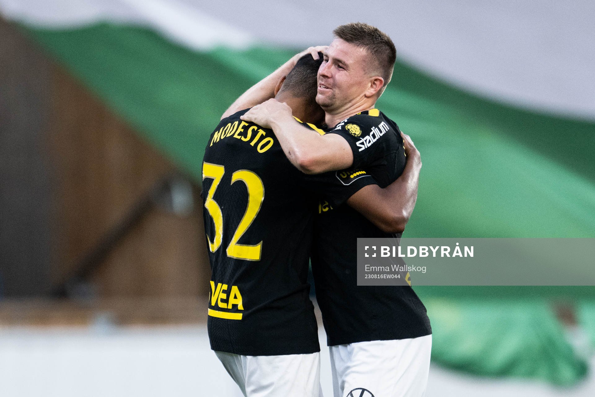 AIKs Rui Modesto jublar med Mads Døhr Thychosen