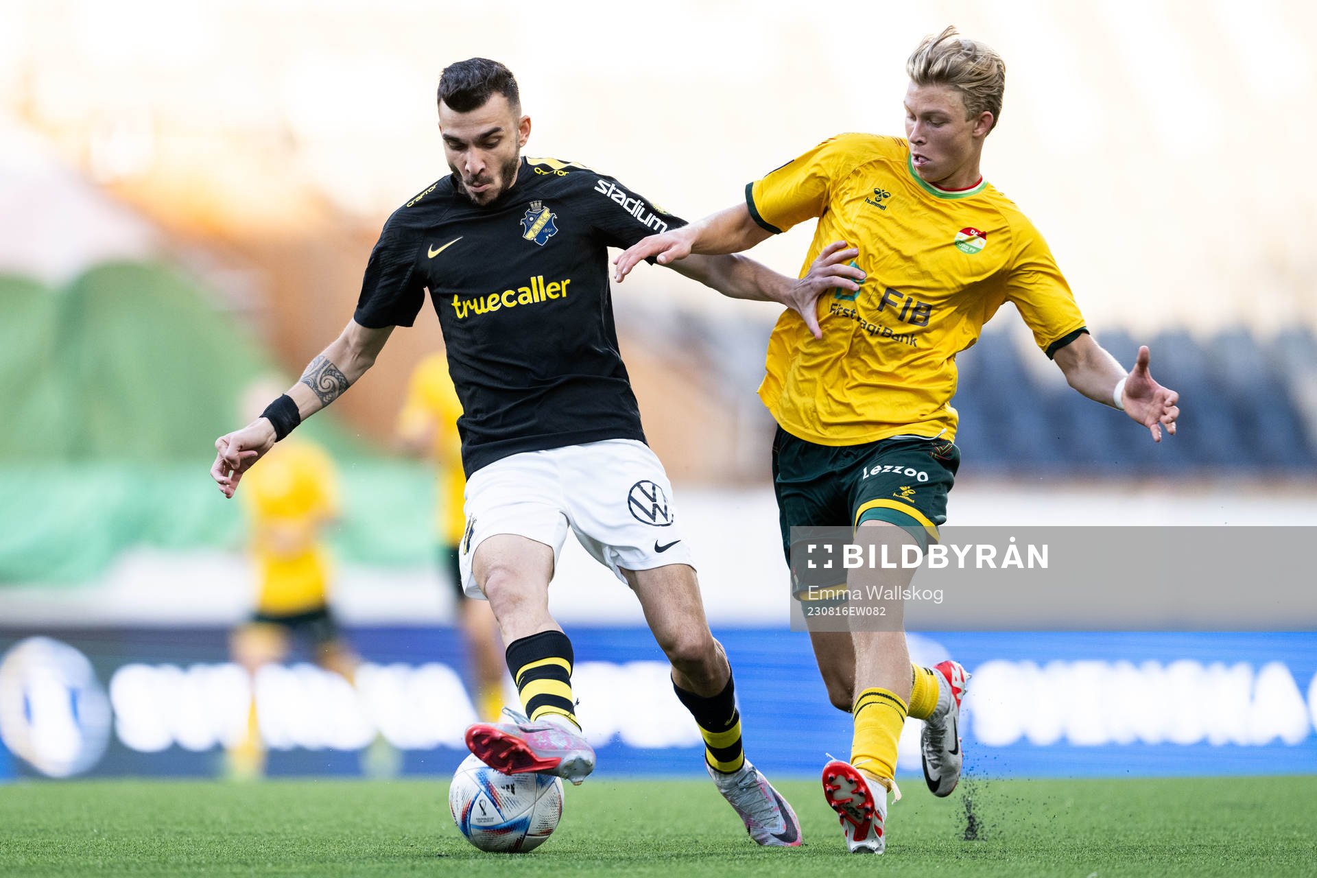 AIKs Ioannis Pittas och Dalkurds Rasmus Niklasson Johansson under fotbollsmatchen i Svenska Cupen mellan Dalkurd och AIK den 16 augusti 2023 i Uppsala.