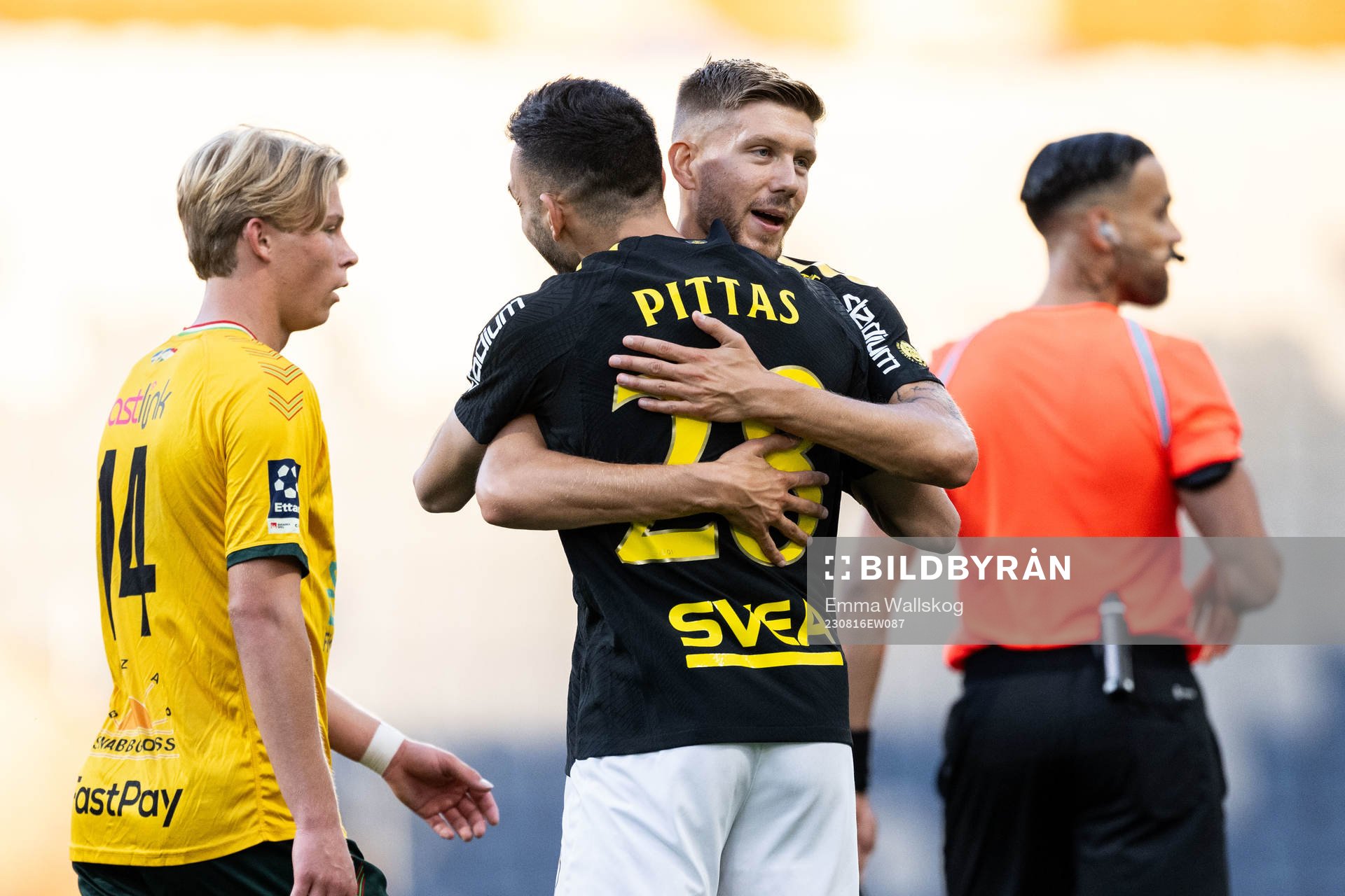 AIKs Ioannis Pittas jublar med Anton Salétros