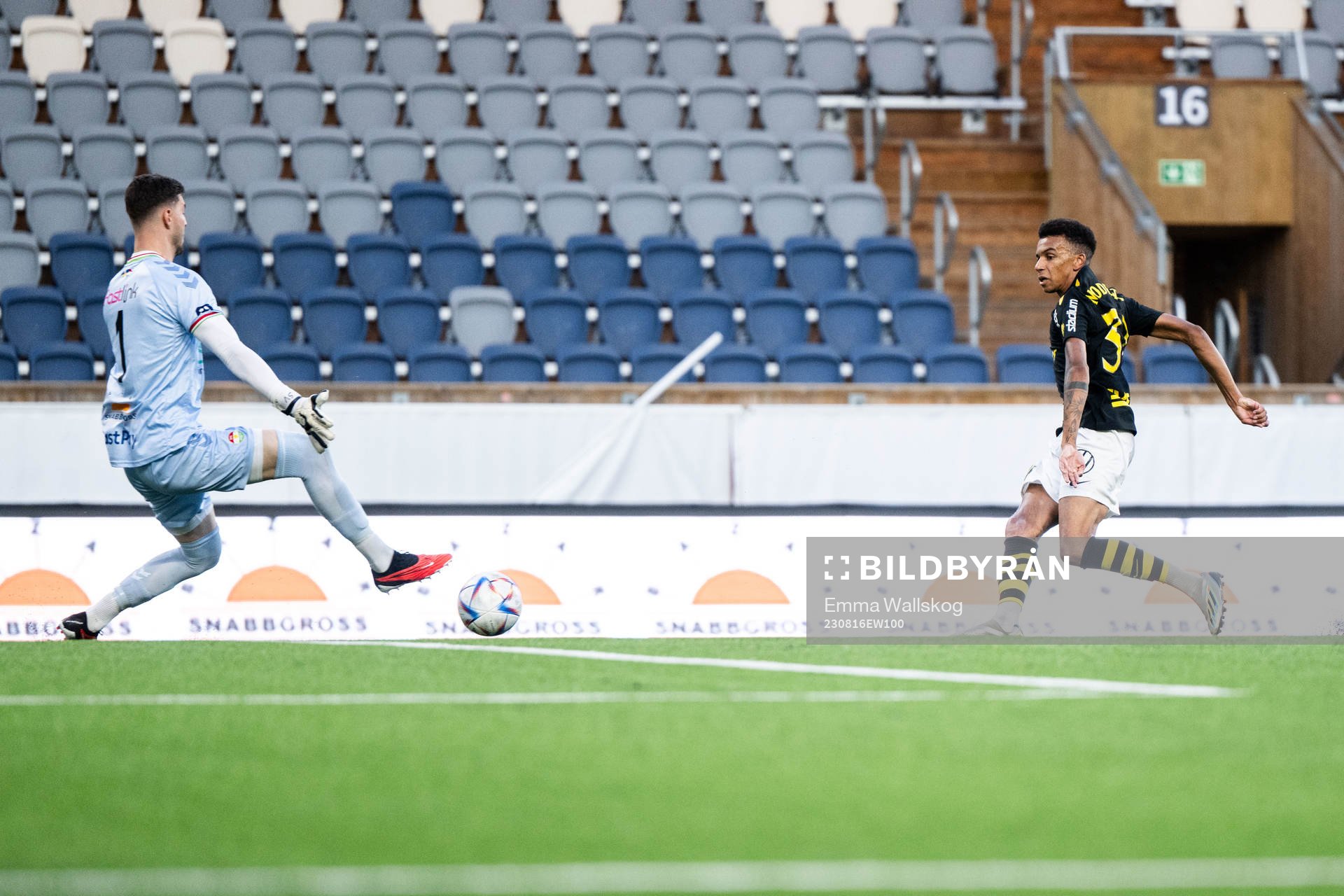 AIKs Rui Modesto gör 0-3 bakom Dalkurds målvakt Senne Vits