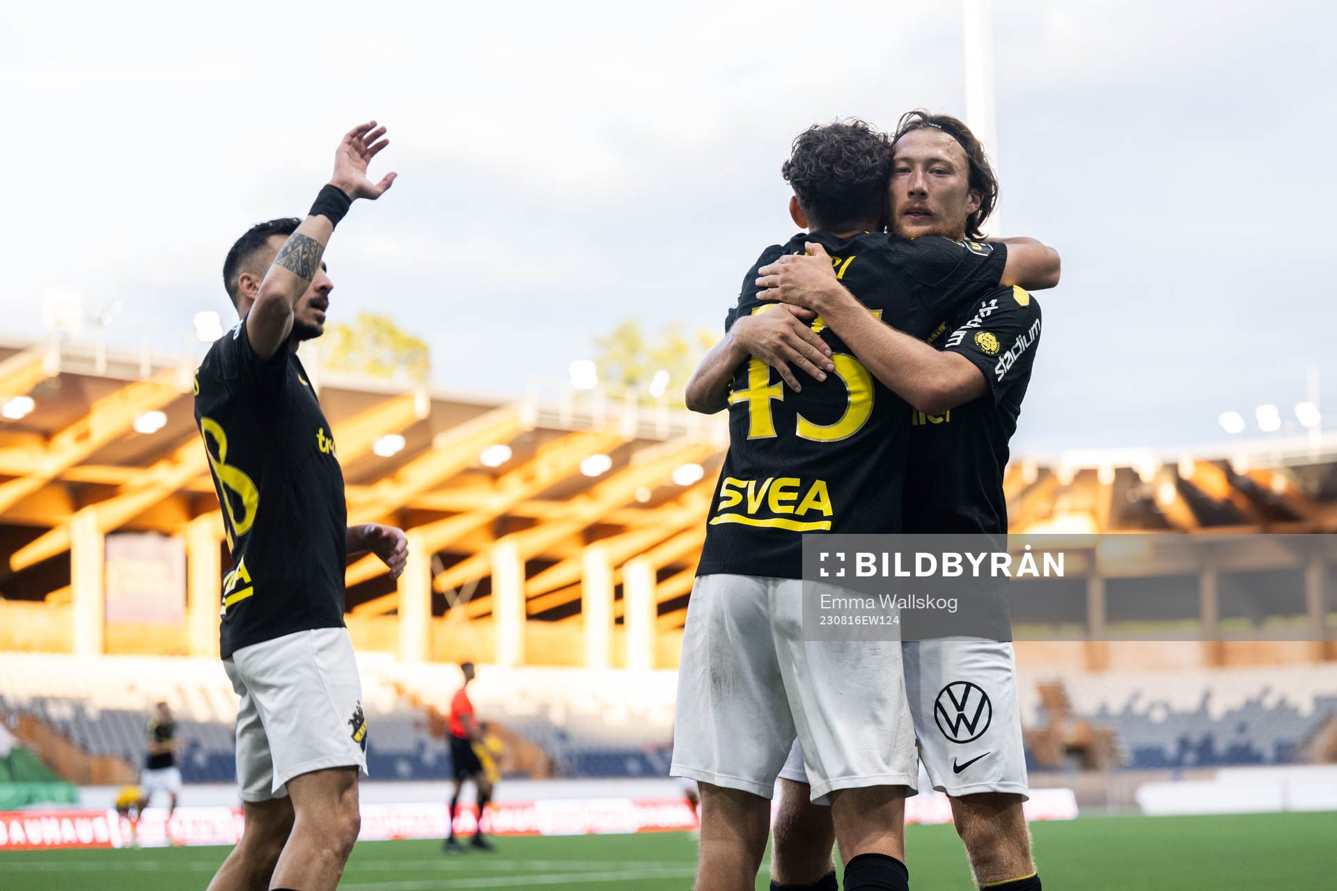 AIKs Taha Ayari jublar med Dino Besirovic och Axel