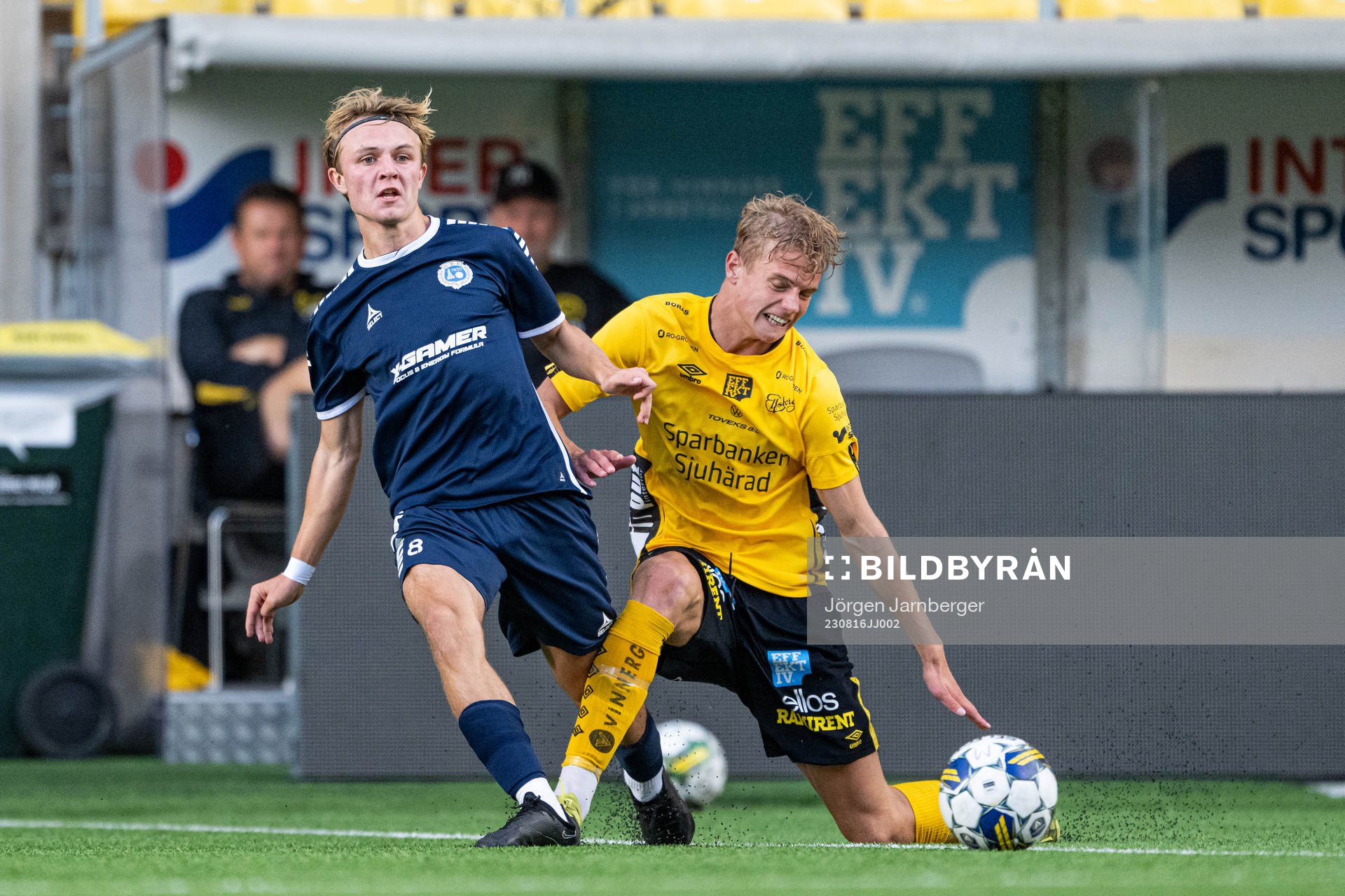 Utsiktens Hannes Landén och Elfsborgs Karl Ivarsson Persson under fotbollsmatchen i U17 Allsvenskan södra mellan Elfsborg och Utsikten den 16 augusti 2023 i Borås. 