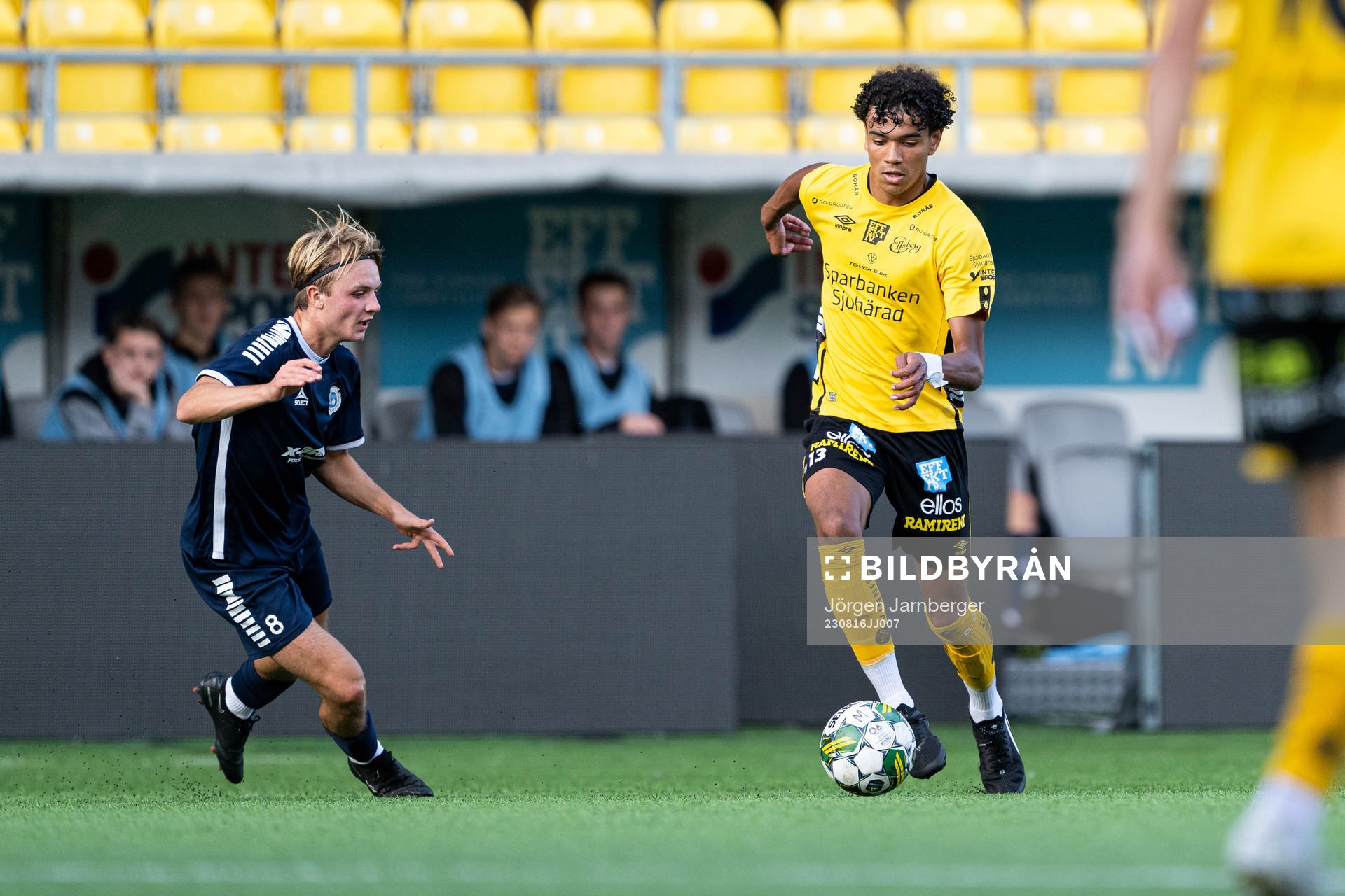 Utsiktens Hannes Landén och Elfsborgs Samuel Luoga under fotbollsmatchen i U17 Allsvenskan södra mellan Elfsborg och Utsikten den 16 augusti 2023 i Borås.
