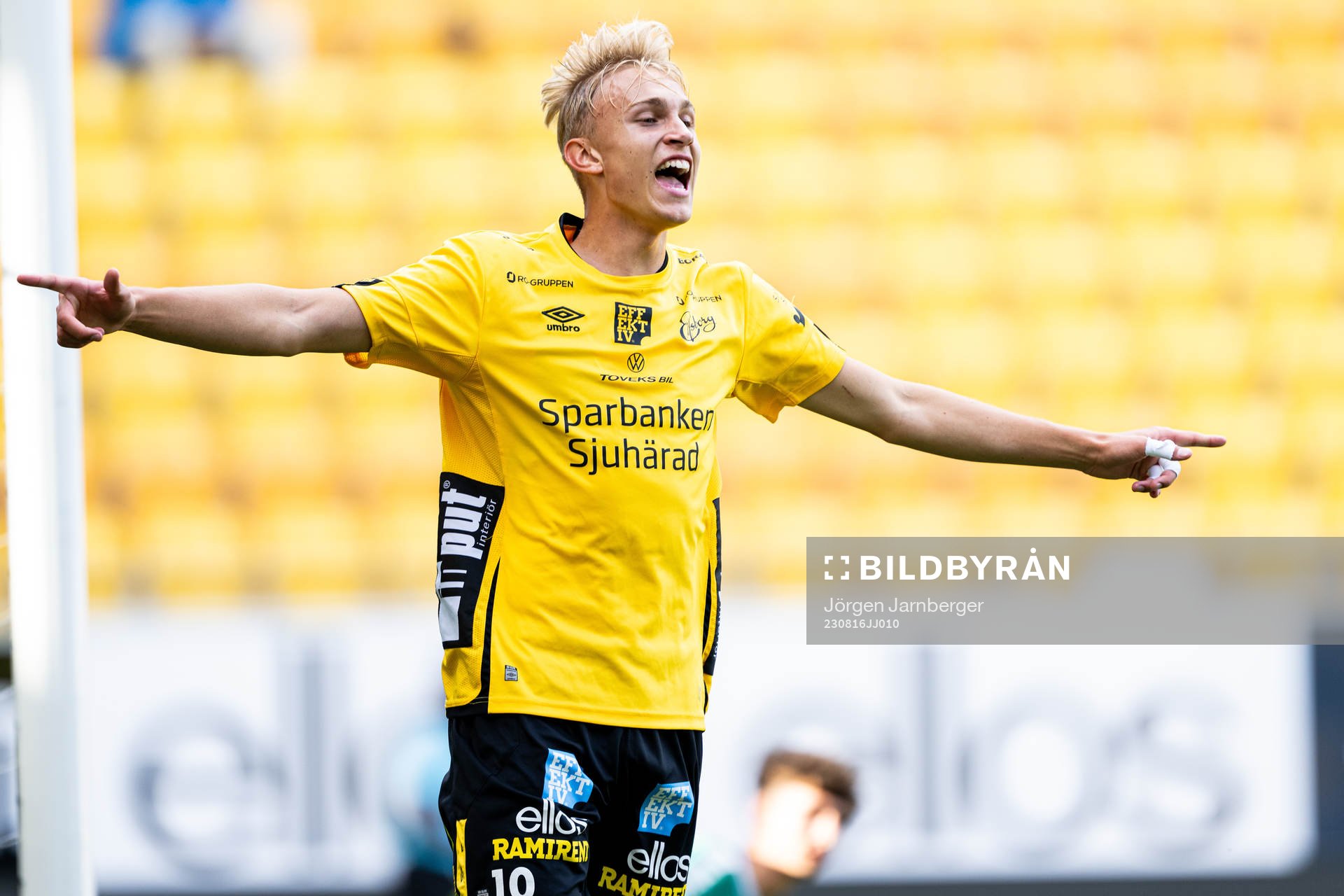 Elfsborgs Leo Östman jublar efter 1-0 under fotbollsmatchen i U17 Allsvenskan södra mellan Elfsborg och Utsikten den 16 augusti 2023 i Borås.